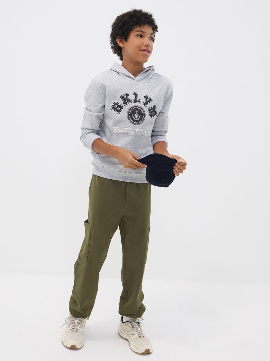Pantaloni jogger verdi in puro cotone con tasche cargo relaxed per ragazzo_0