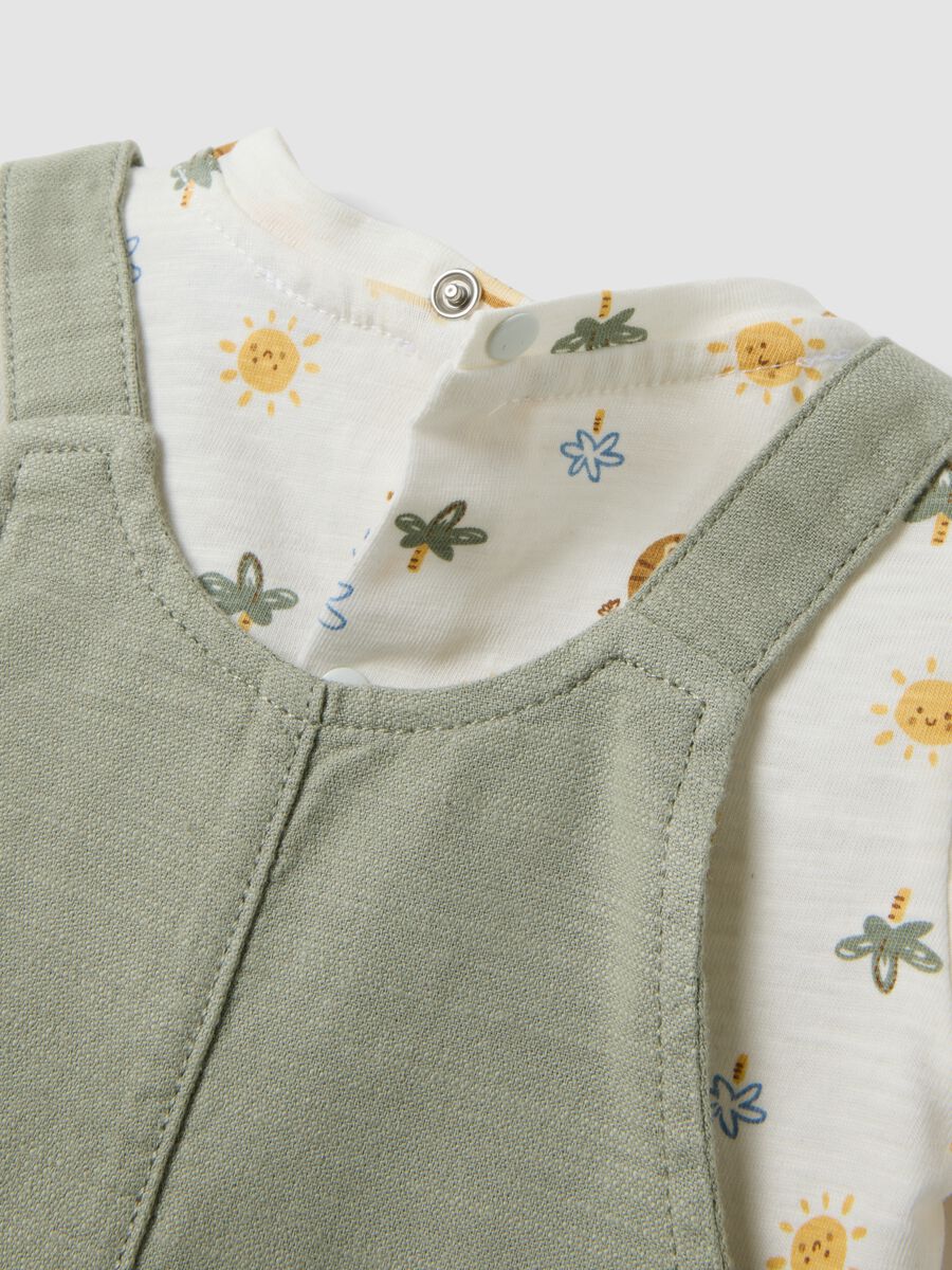 Green pure cotton set with short dungarees and printed T-shirt for babies_3
