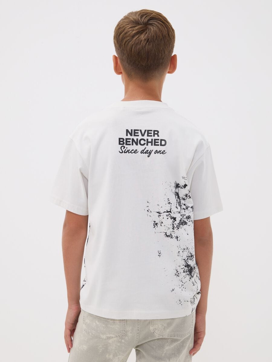 White oversized pure cotton T-shirt with "Never Benched" slogan for boys_2