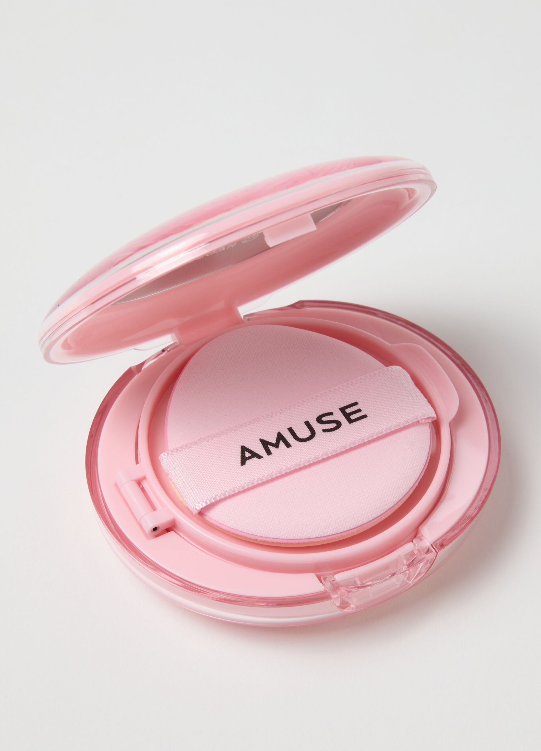 Dew-effect cushion foundation for a radiant complexion. Delivers healthy, flawless, and luminous skin for 24 hours!