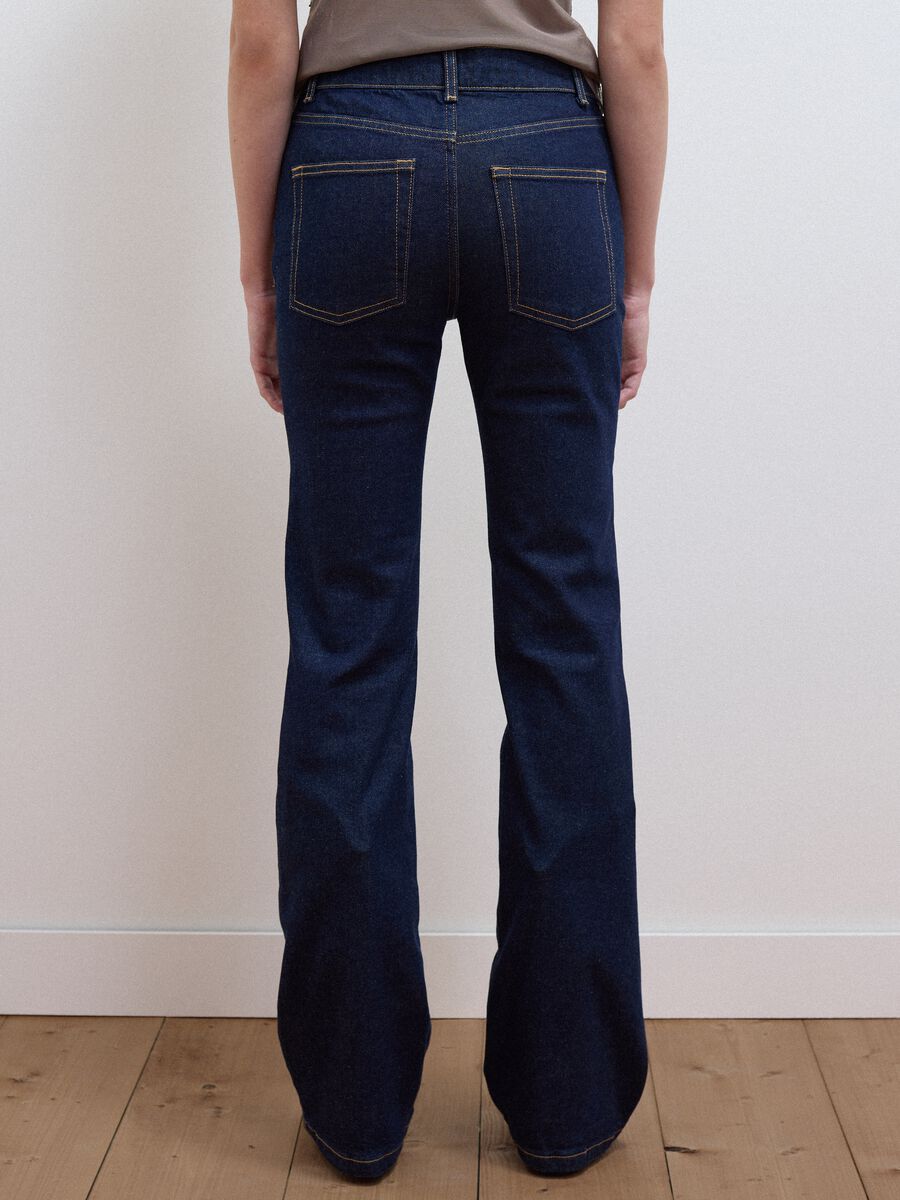 Jeans blu bootcut in cotone elasticizzato_3