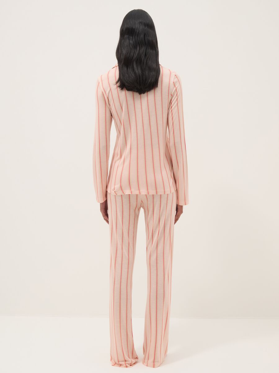 Pigiama in pura viscosa rosa a righe regular fit con collo a V_2