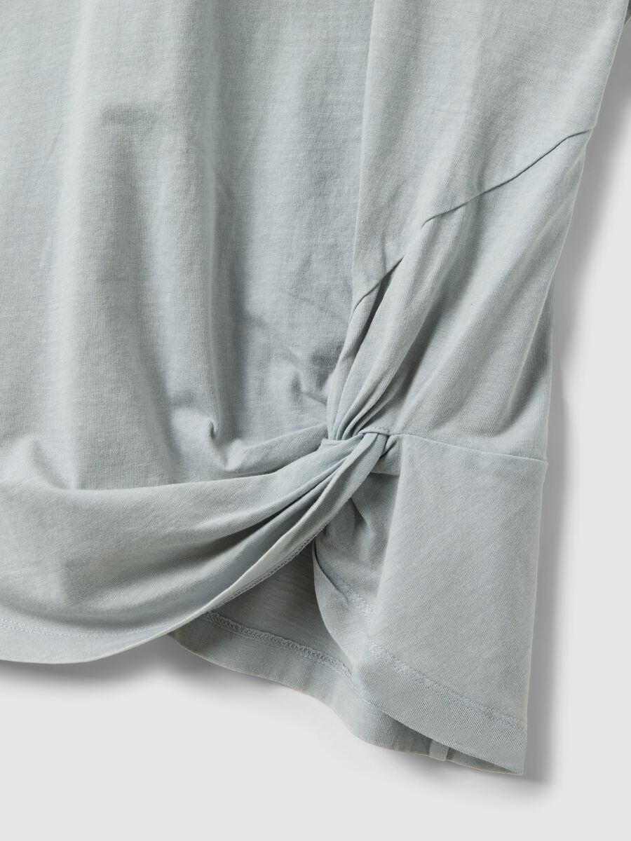 Grey pure cotton T-shirt with regular fit and knot detail_5
