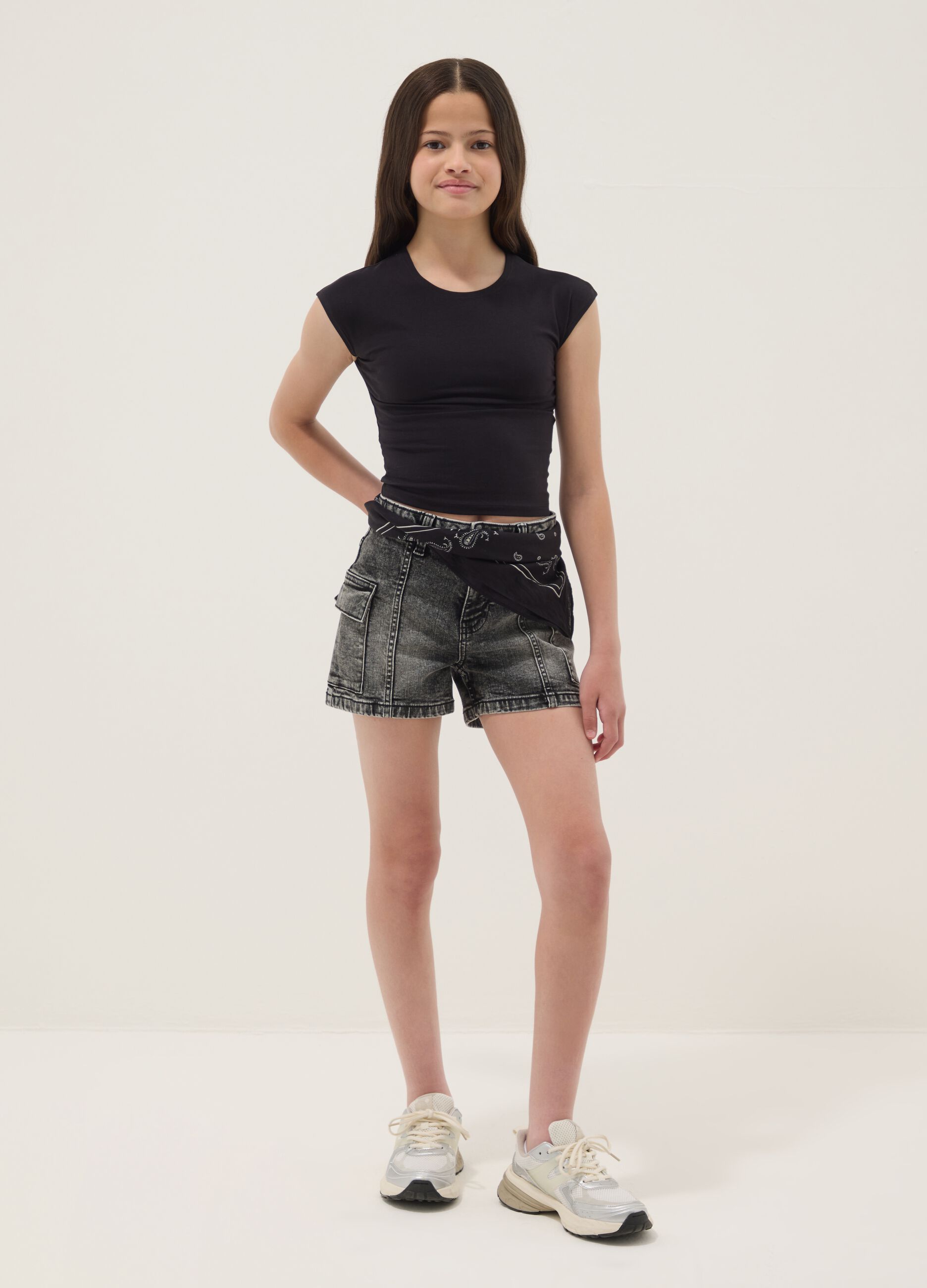 Girls&rsquo; slim-fit grey cargo denim shorts in stretch cotton