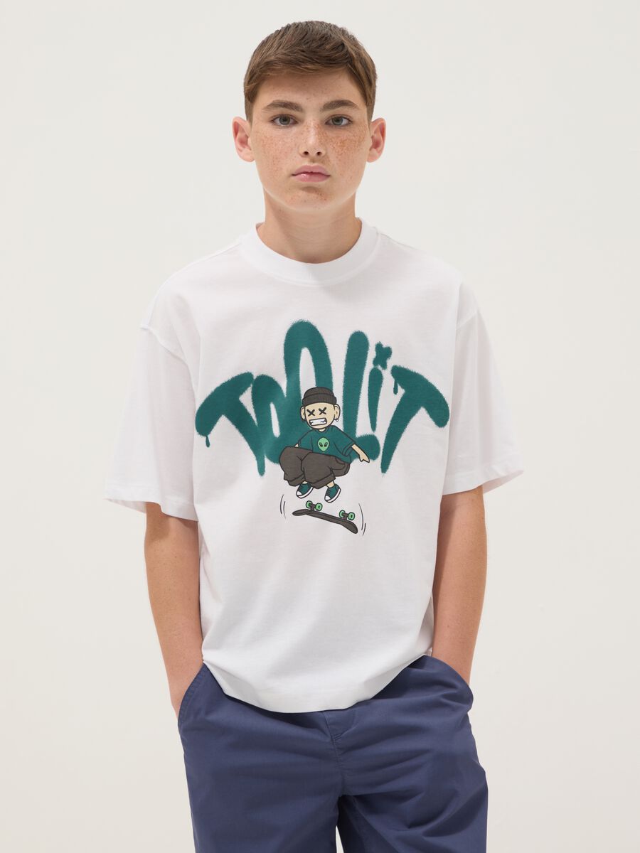 T-shirt in puro cotone bianca da ragazzo oversize fit con stampa_0