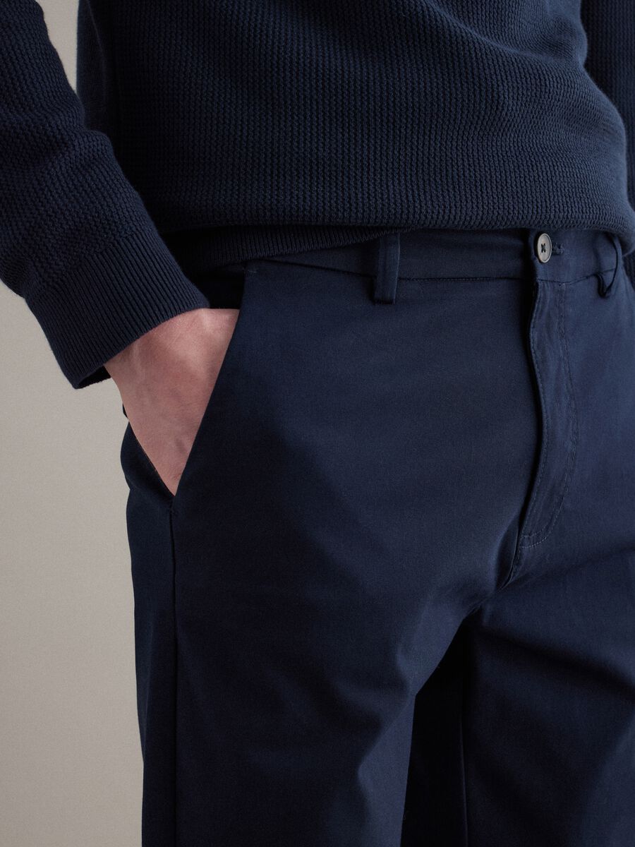 Pantaloni chino blu in cotone elasticizzato slim fit_4