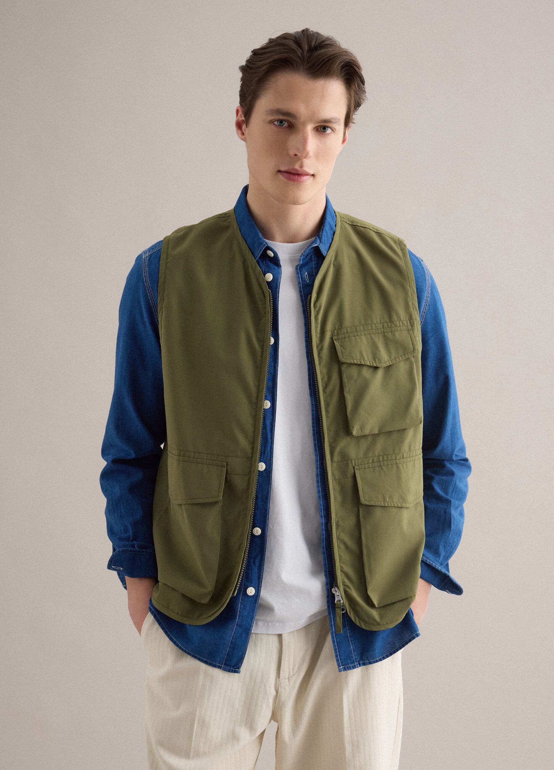 Regular fit green gilet with zip and front pockets