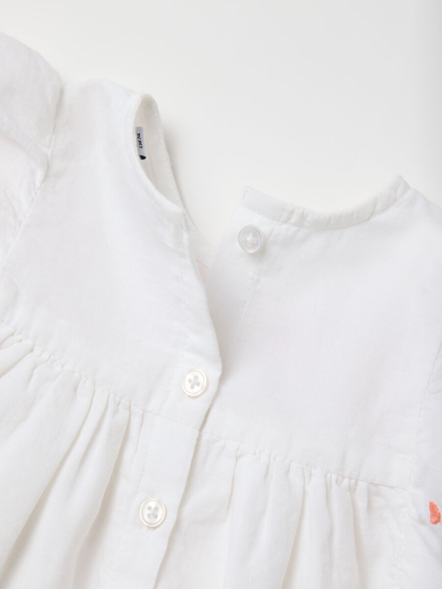 Completo da neonata con top in puro cotone bianco e shorts in denim_3