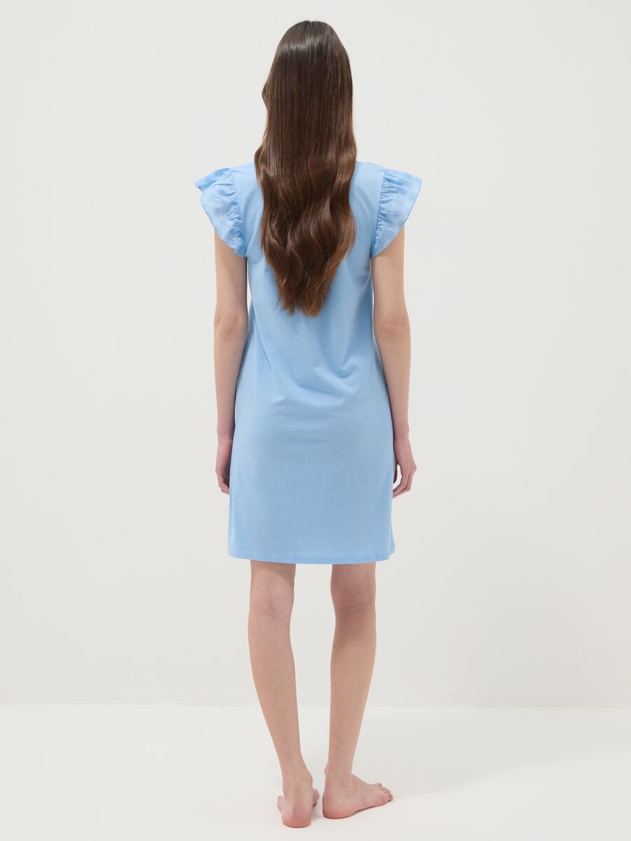 Camicia da notte azzurra in puro cotone con volant_3
