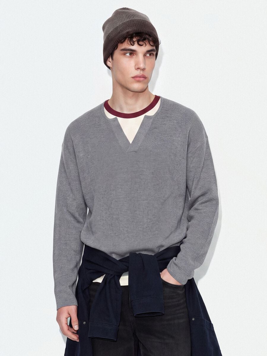 Maglia grigia in misto cotone con scollo serafino regular fit_0