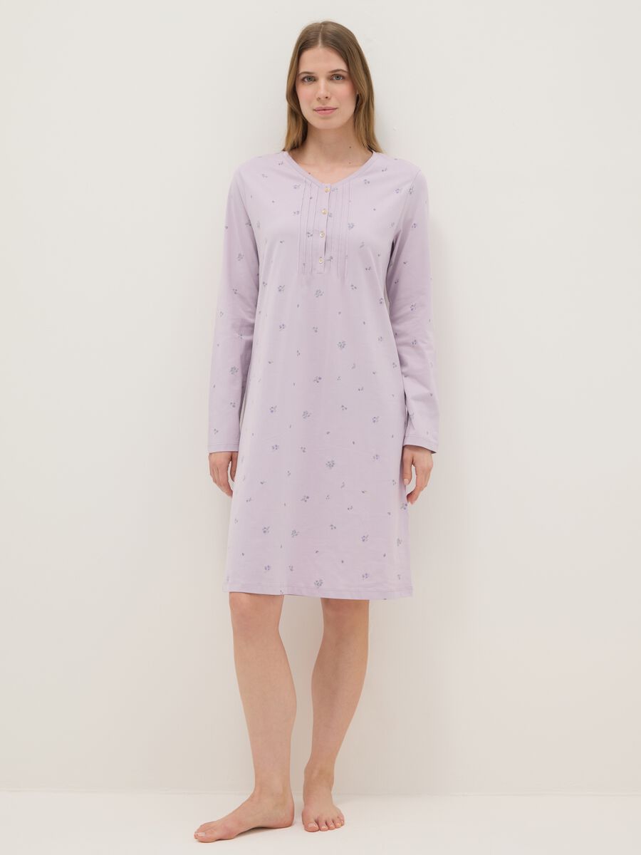 Camicia da notte in puro cotone viola con collo serafino e motivo floreale_0