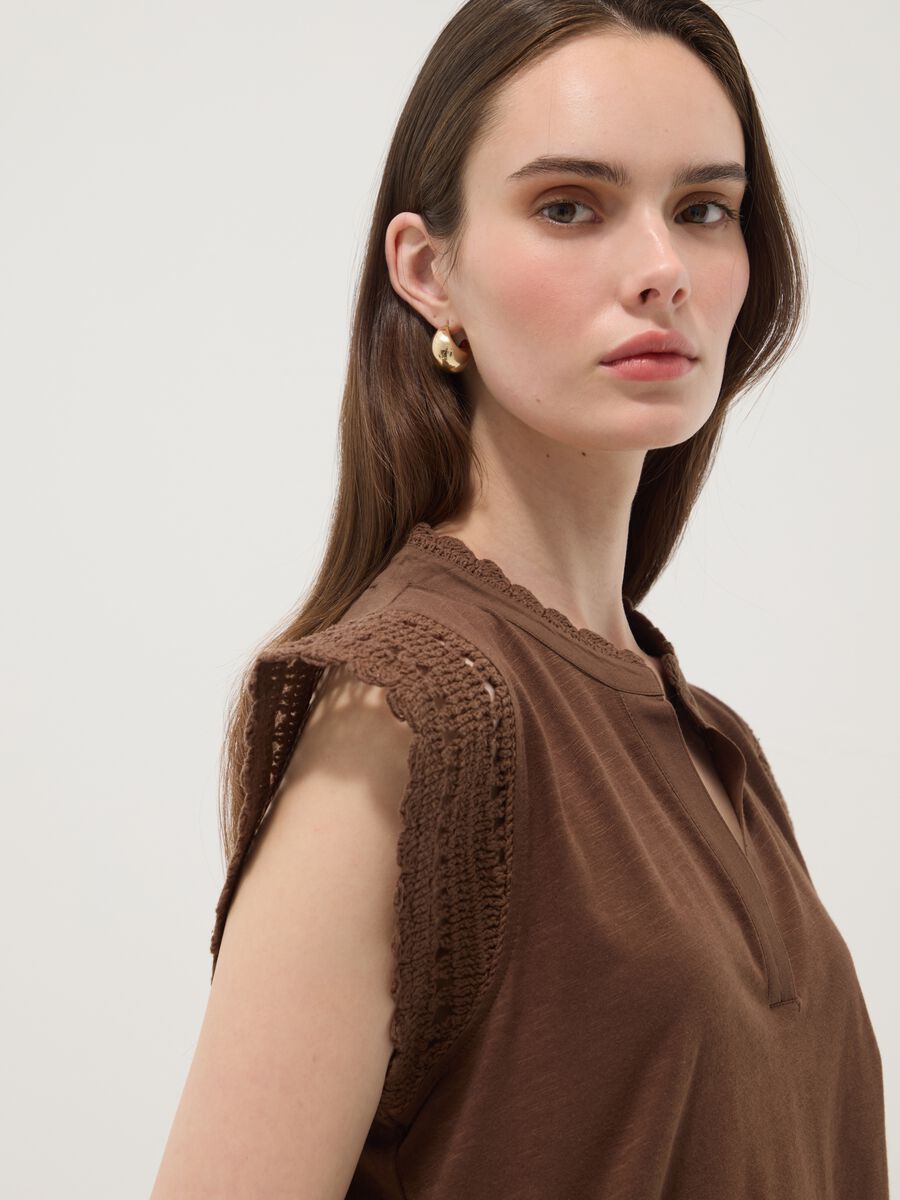 Brown pure cotton T-shirt with crochet details, regular fit_0