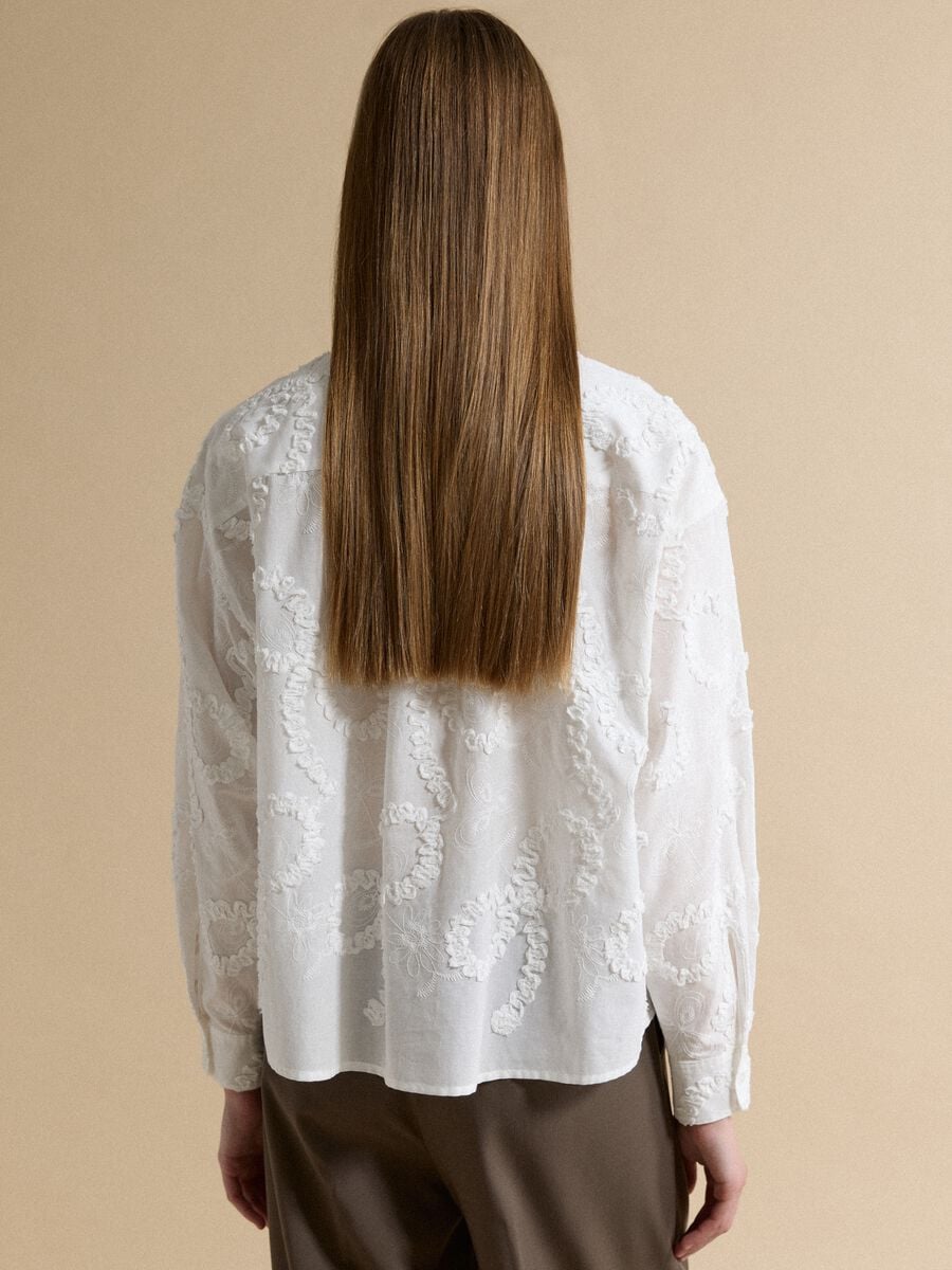 White pure cotton shirt with floral embroidery, regular fit_3