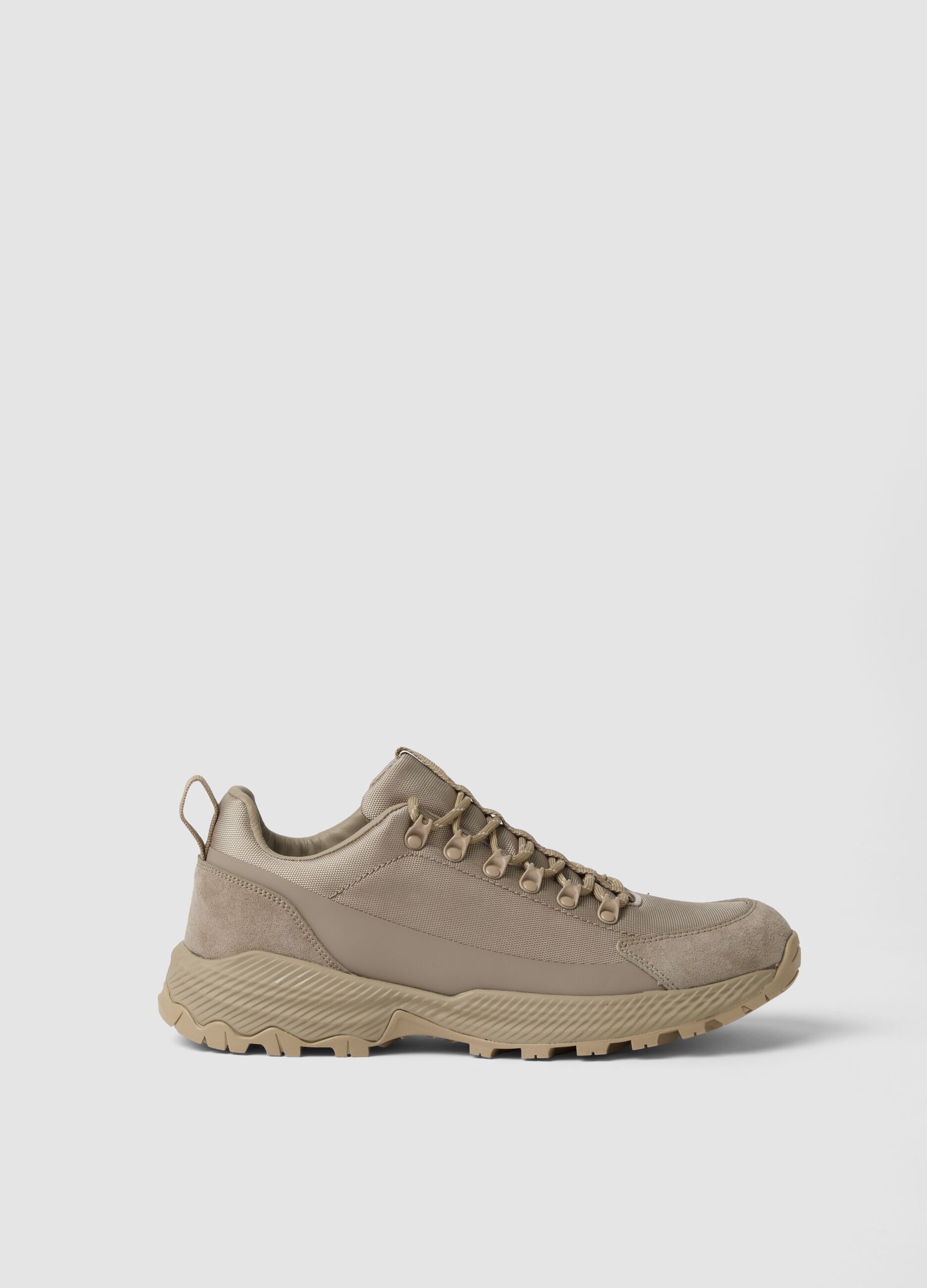 Beige low-top sneakers with lug sole