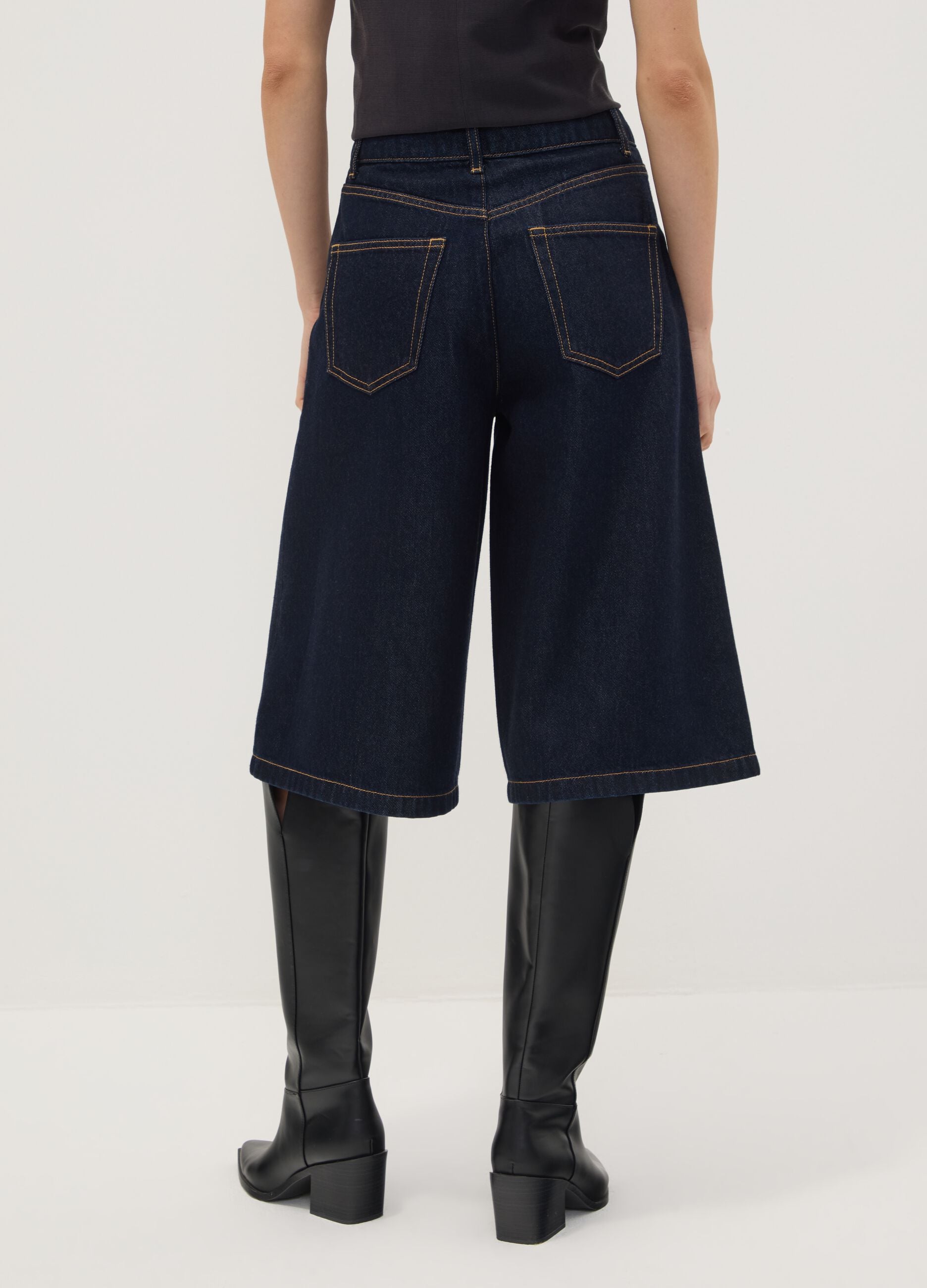 Bermuda denim blu in misto cotone e lyocell wide leg