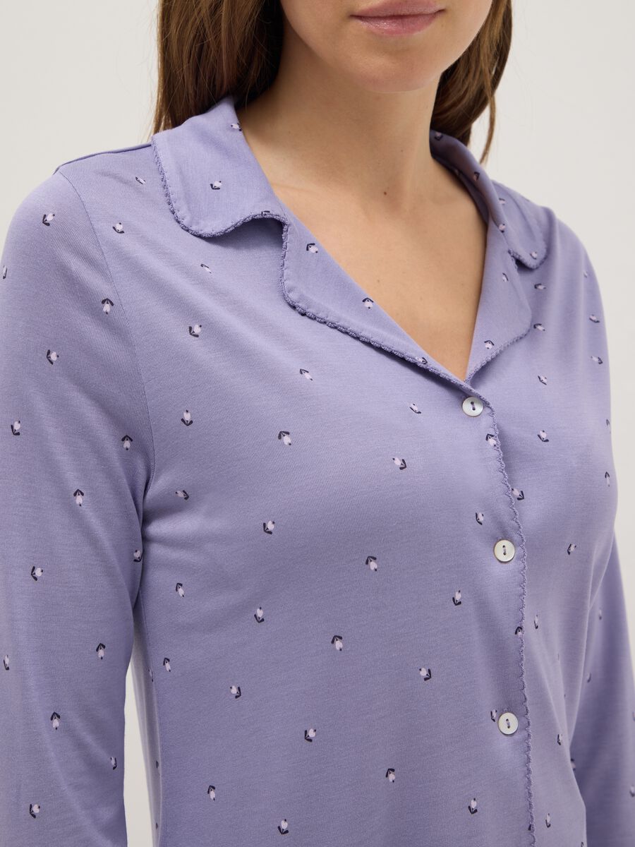 Maglia pigiama in pura viscosa viola regular fit con scollo a V e stampe_3
