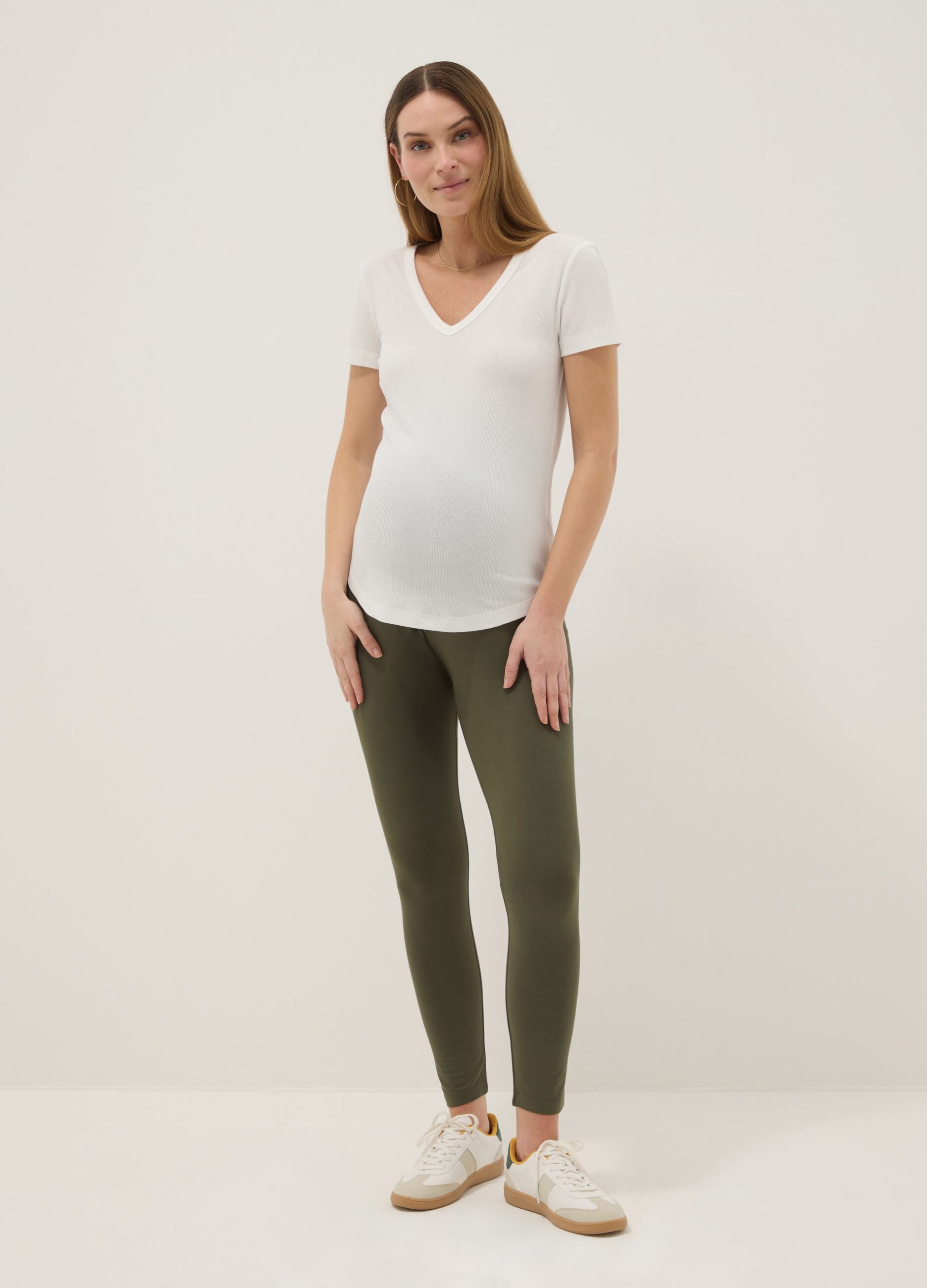 White maternity t-shirt with V-neck in stretchy cotton and modal
