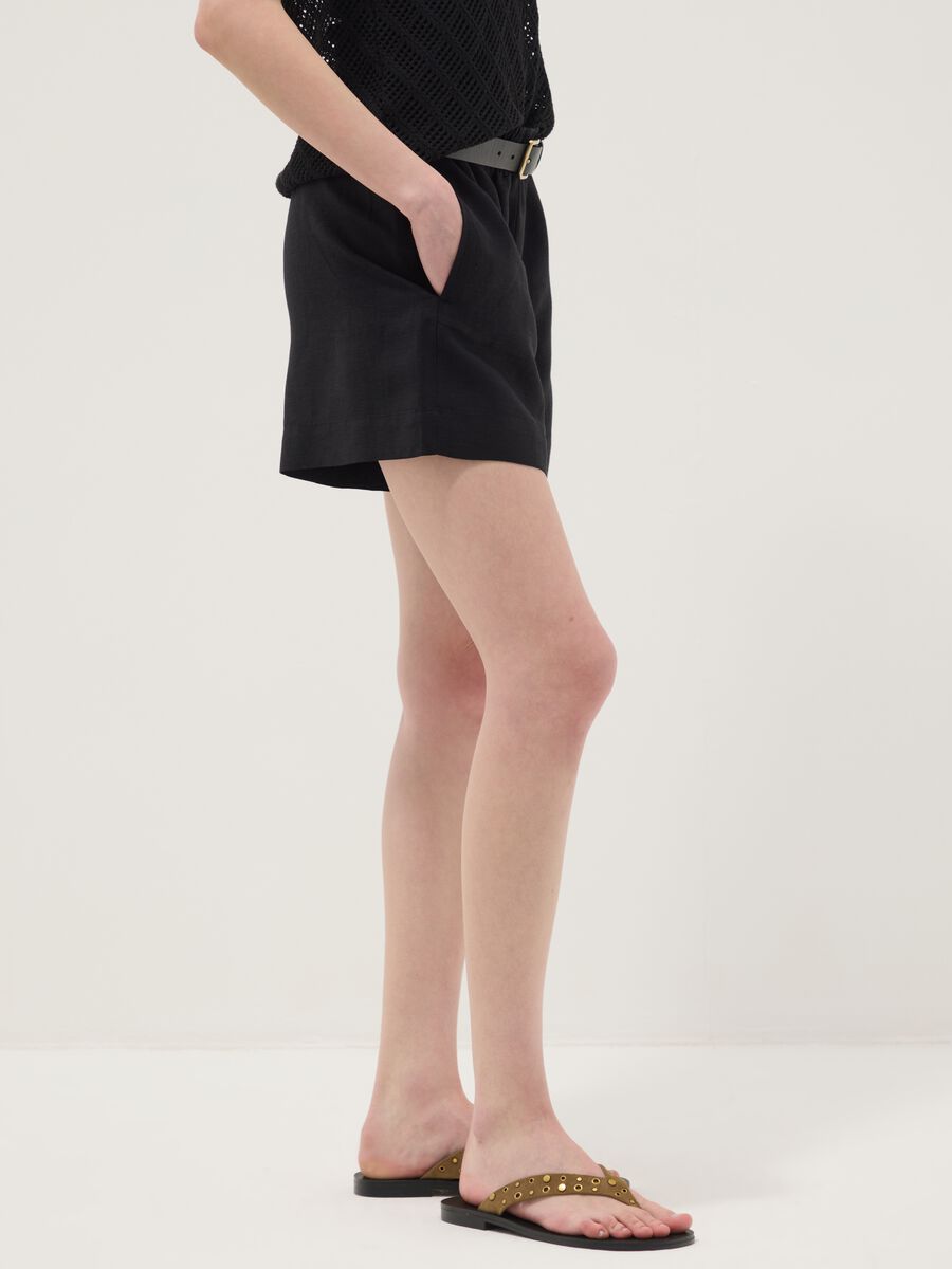 Black linen-viscose blend shorts with elasticated waist, regular fit_3