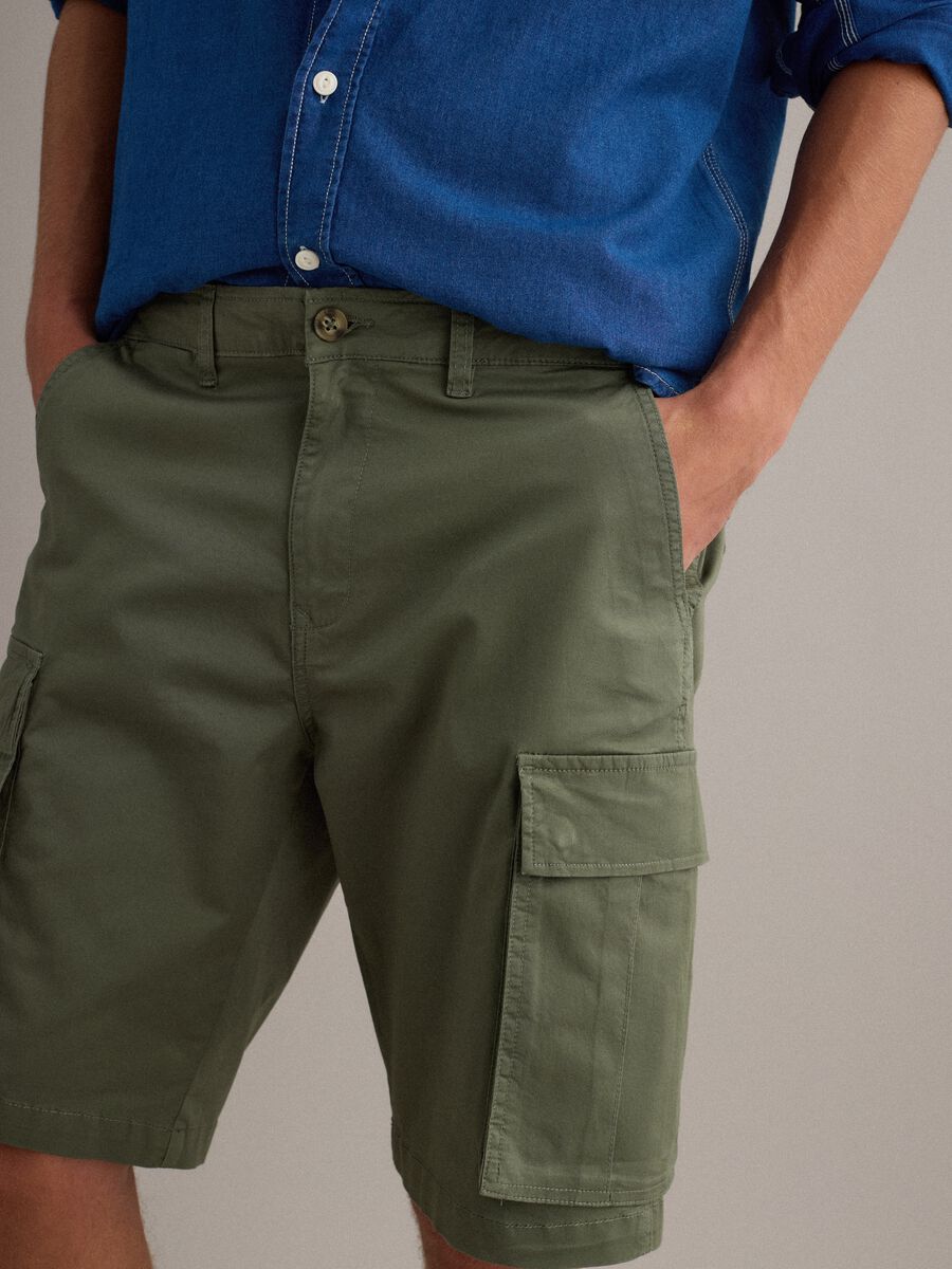 Pantaloncini cargo in cotone elasticizzato verde regular fit_3