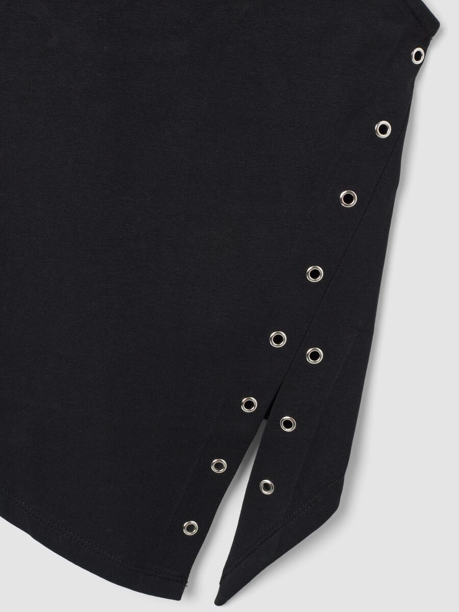 Black stretch cotton top with asymmetric hem and metal eyelets_6