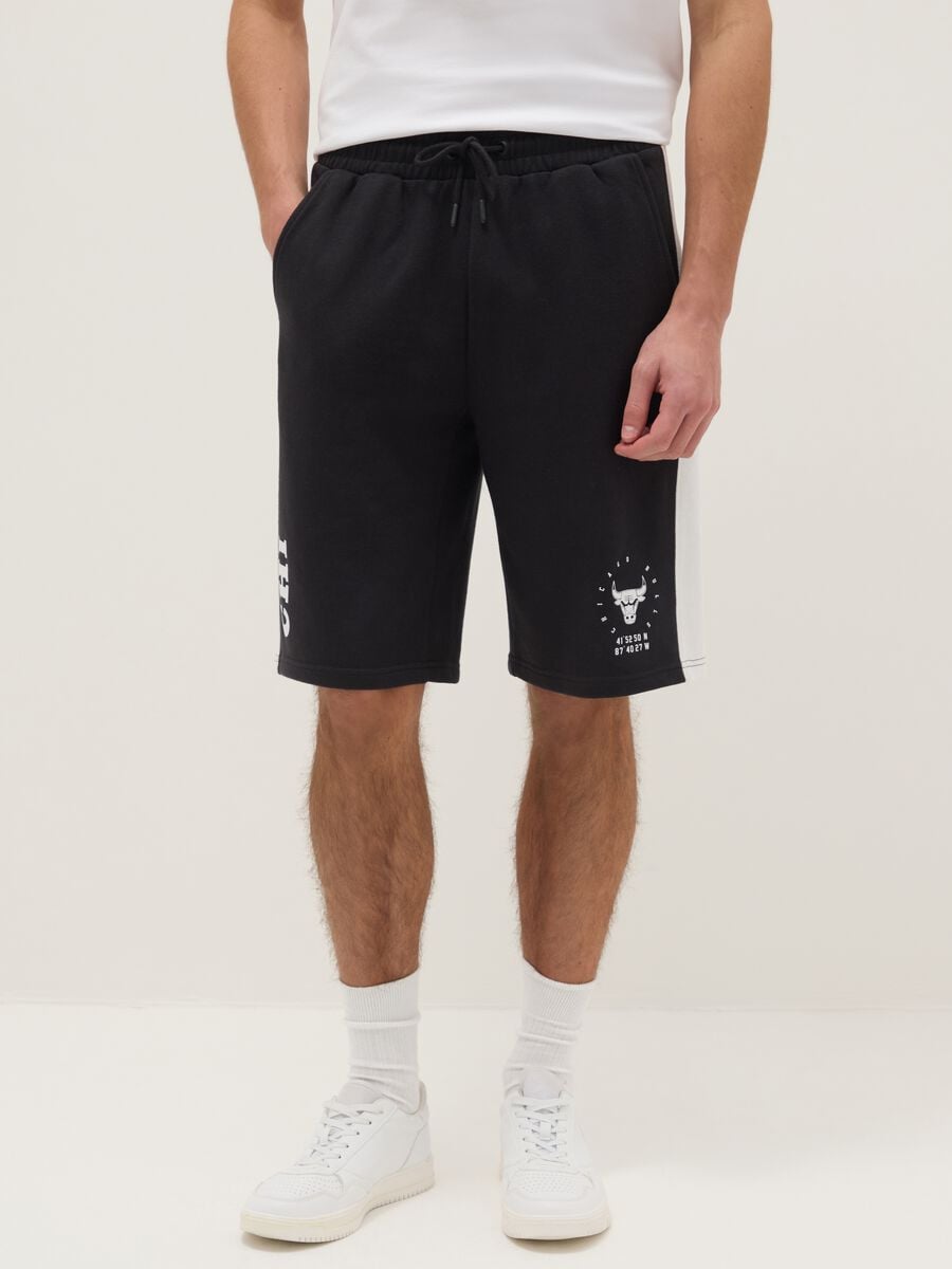 Black cotton blend regular fit sports shorts with Chicago Bulls logo_1