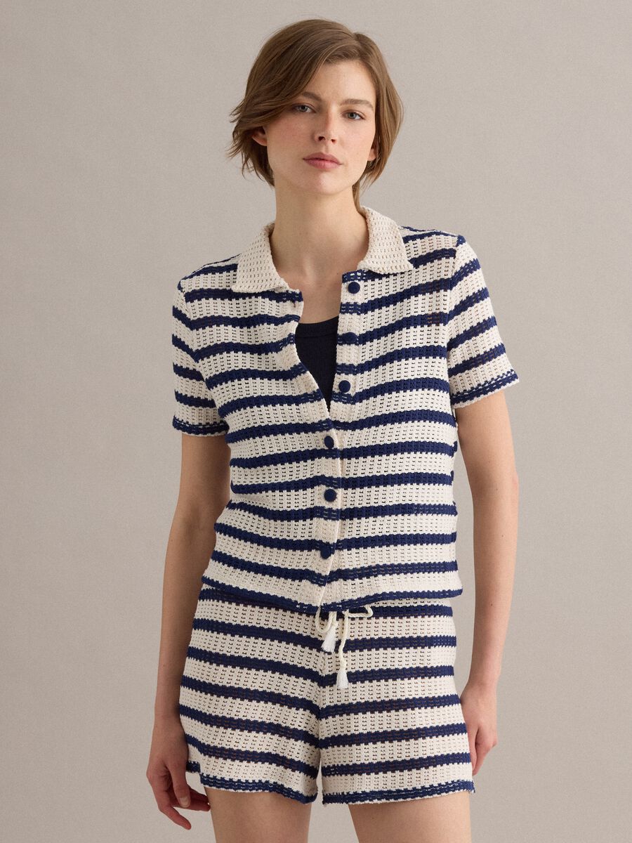 Polo a righe bianche e blu in crochet di cotone elasticizzato_0