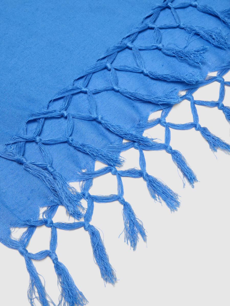 Sciarpa in misto viscosa e lino blu con frange_2