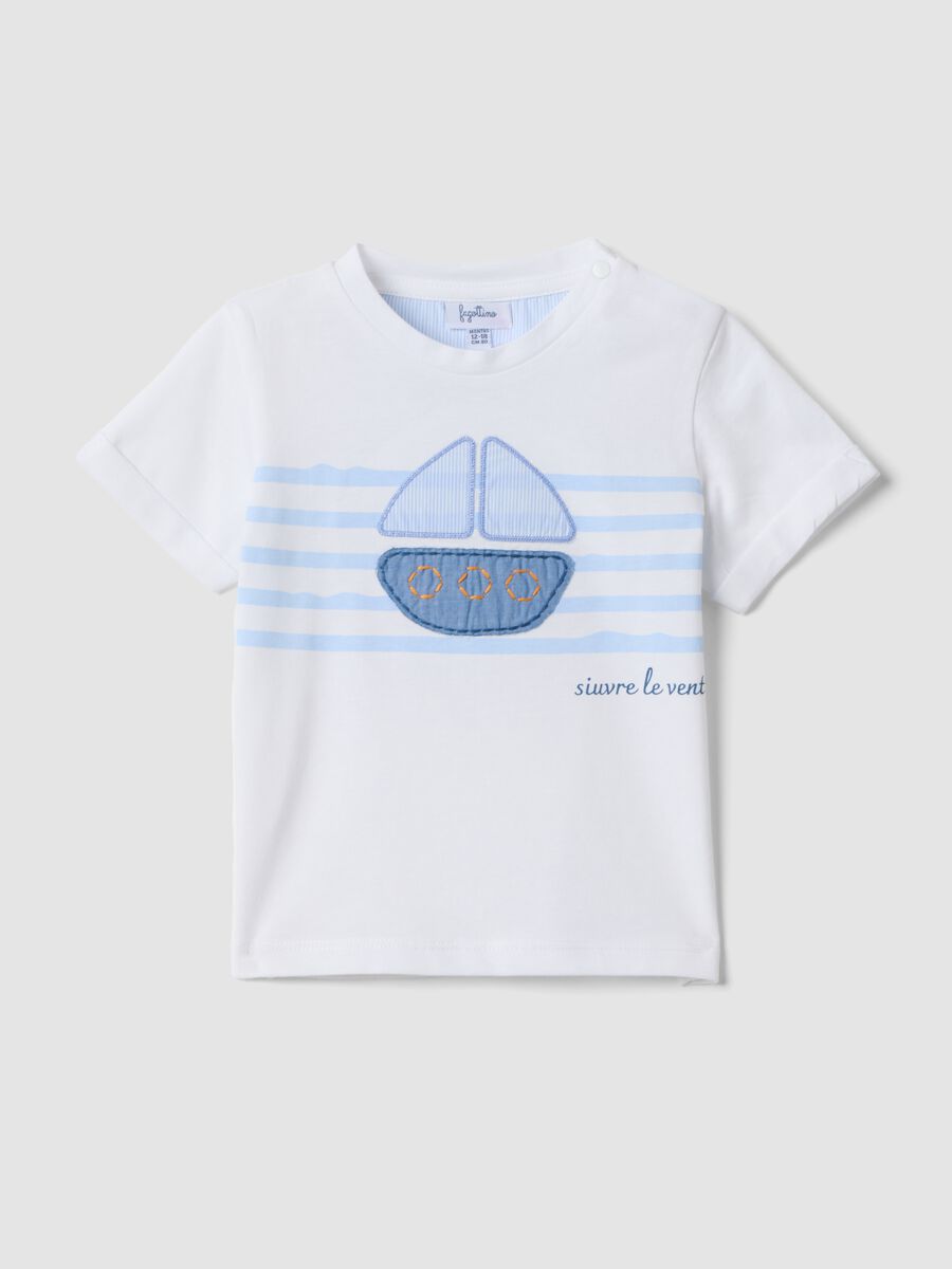 T-shirt bianca in puro cotone da bimbo con barchetta ricamata_0