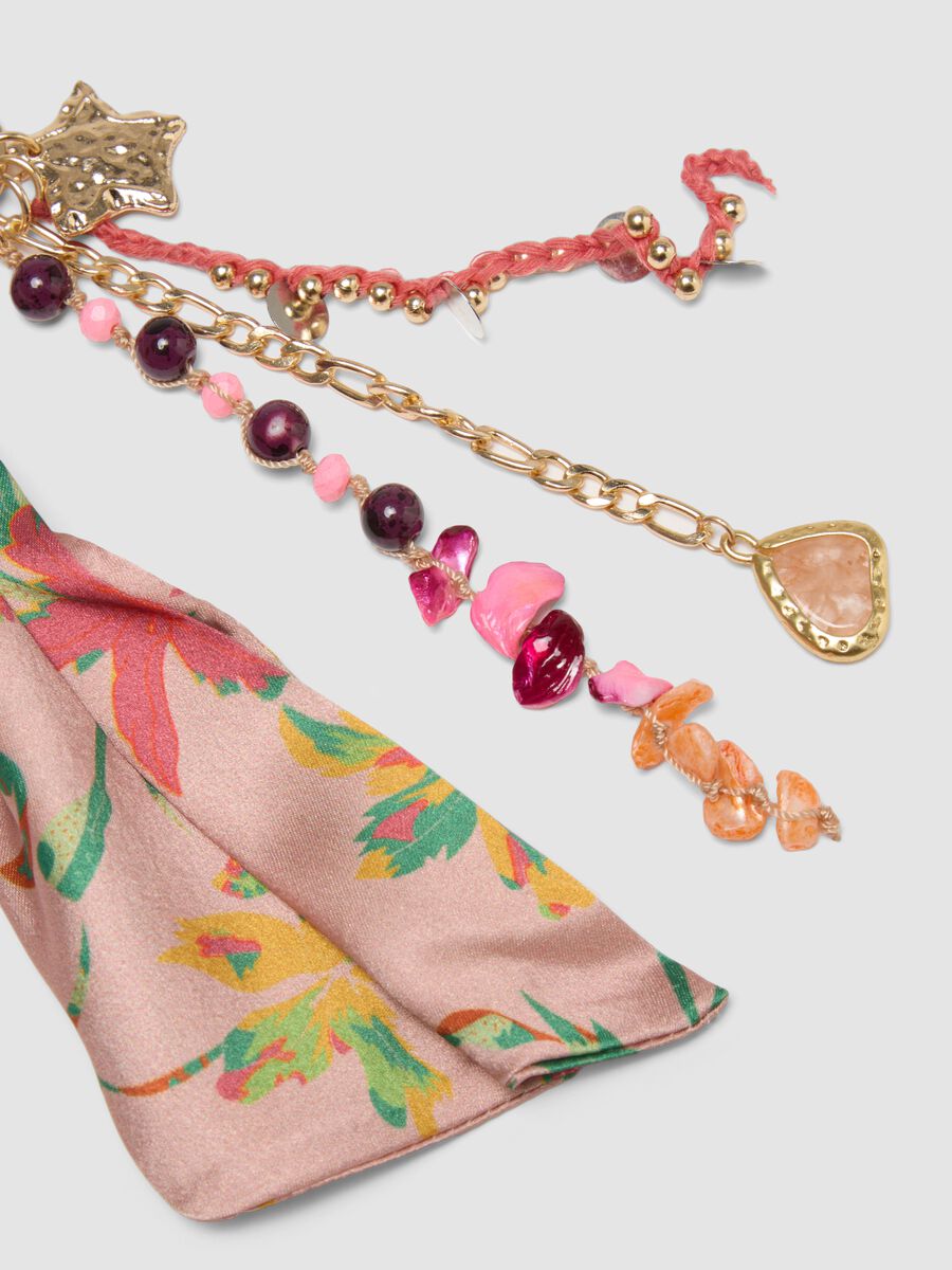 Portachiavi rosa con foulard floreale e ciondoli_1
