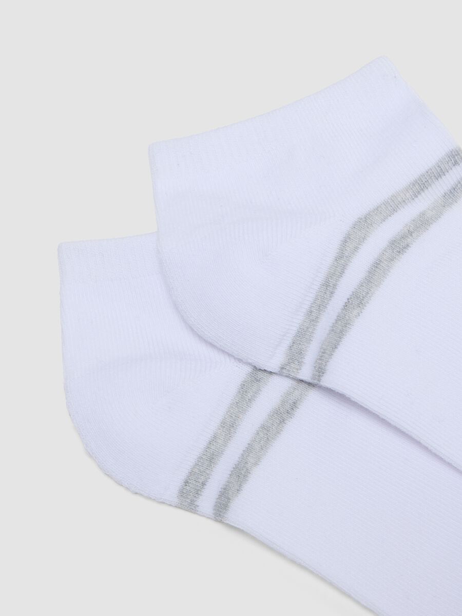 Tripack di calze sportive bianche e grigie alla caviglia in cotone organico elasticizzato_1