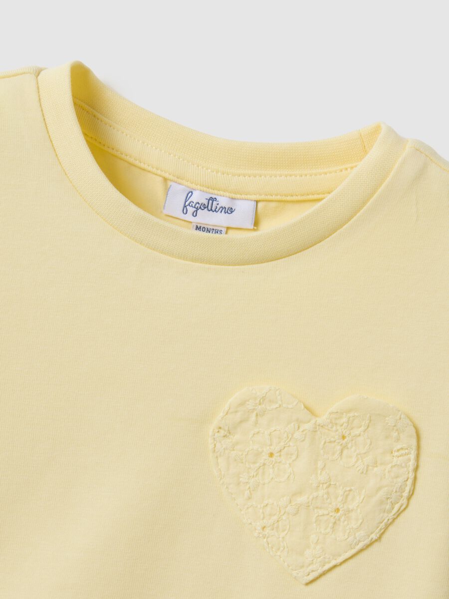 T-shirt in cotone elasticizzato giallo da bimba regular fit con cuore_2