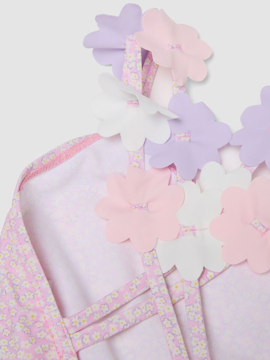 Costume intero rosa in tessuto elasticizzato con fiori applicati per bimba_2