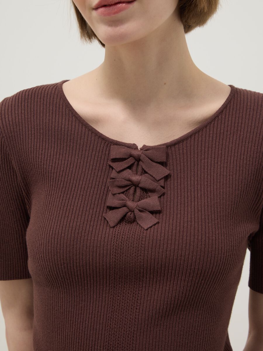 T-shirt in misto viscosa marrone regular fit con fiocchi_3