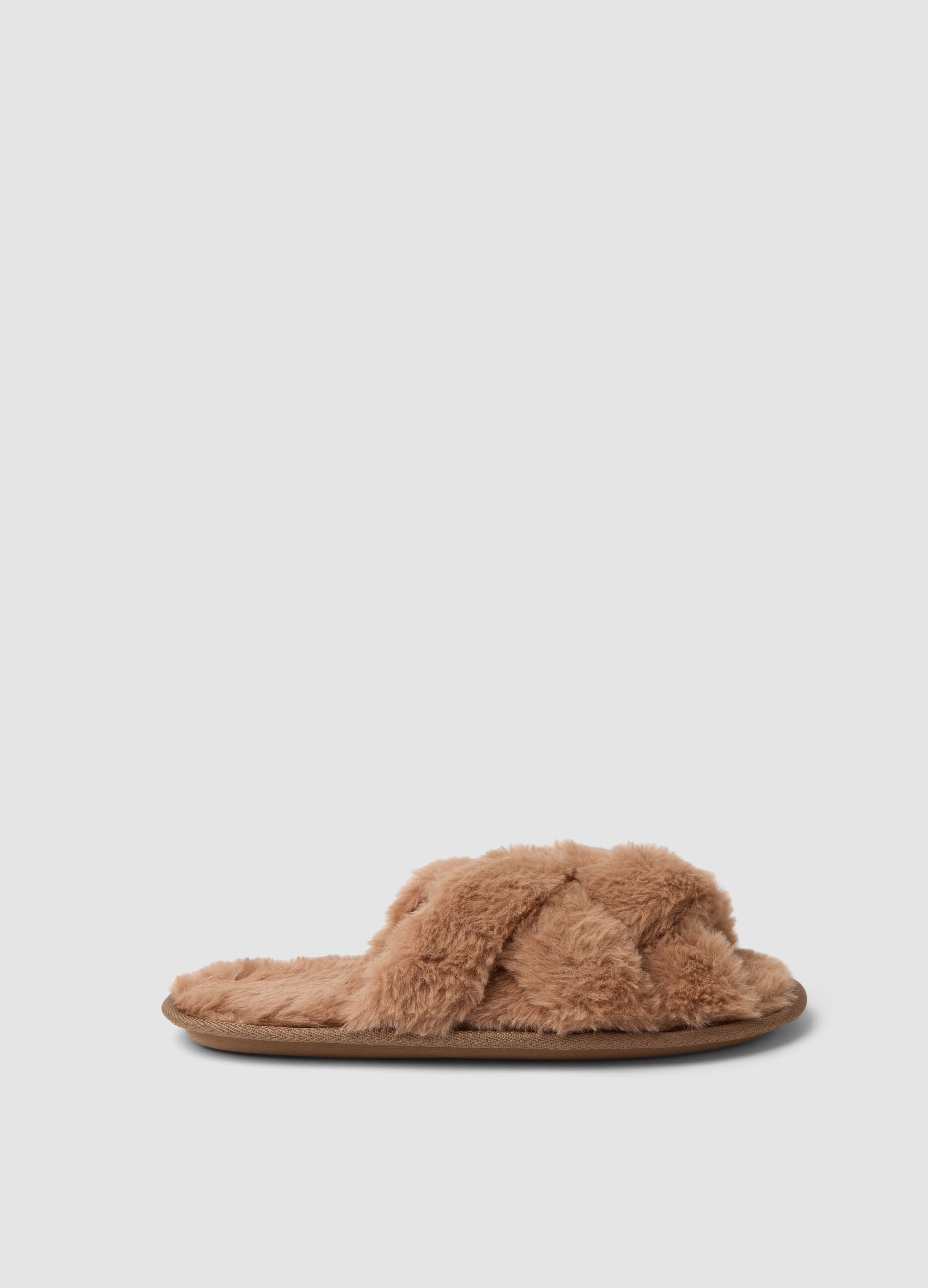 Brown cross-strap slippers with faux fur lining