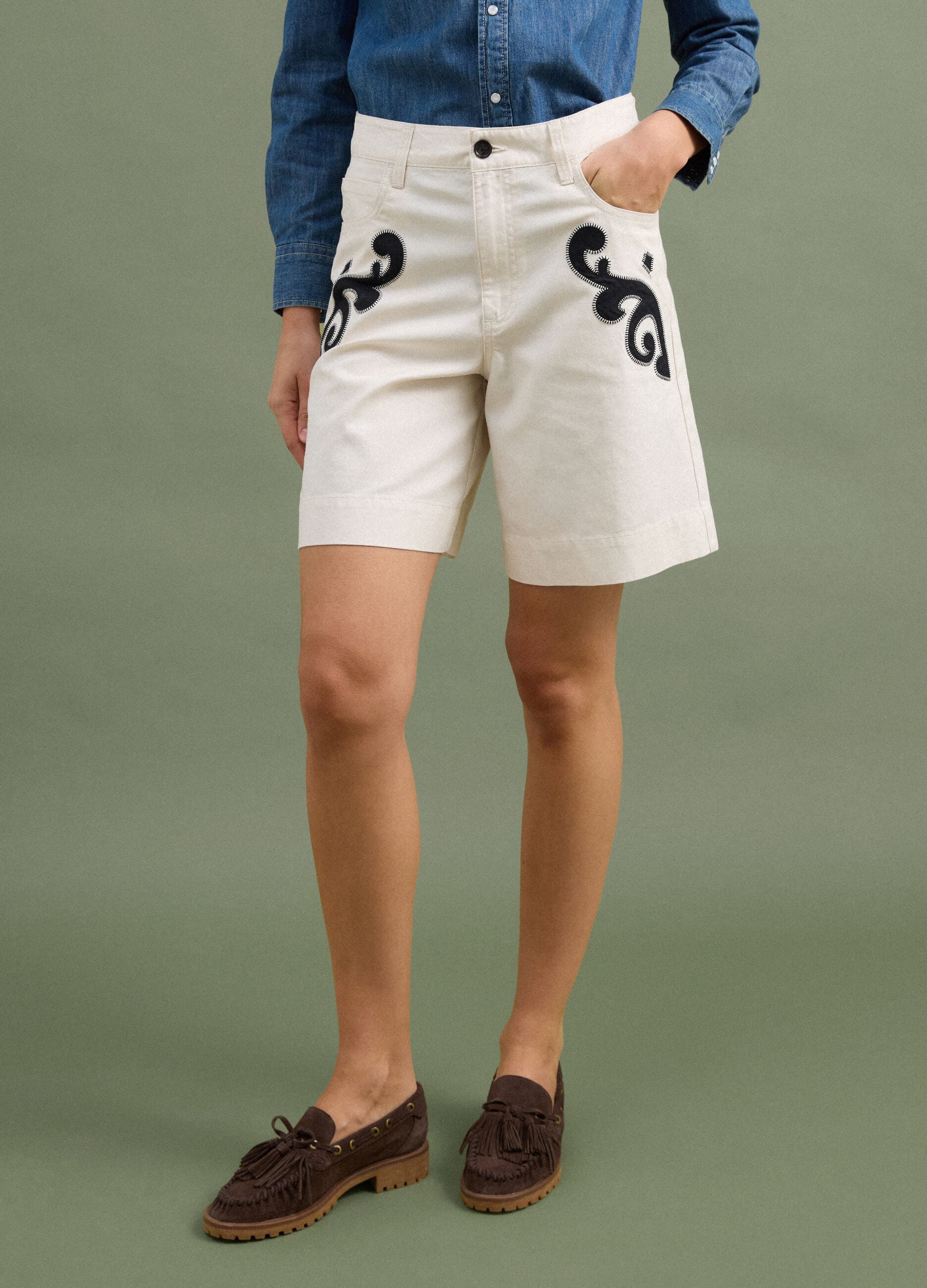 White linen-lyocell blend shorts with contrasting embroidery, regular fit