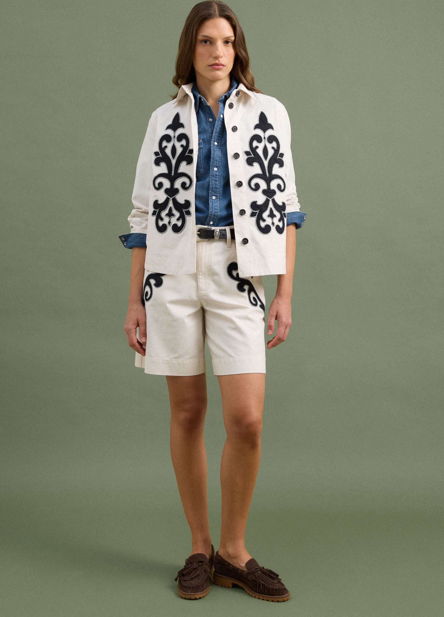 White linen-lyocell blend shorts with contrasting embroidery, regular fit