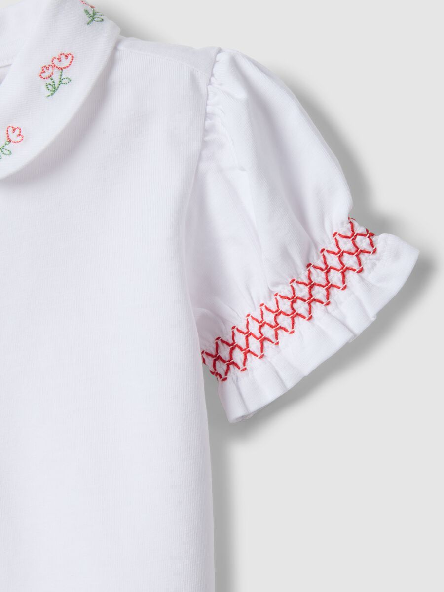 Polo in cotone elasticizzato bianca da bimba regular fit con ricami_3
