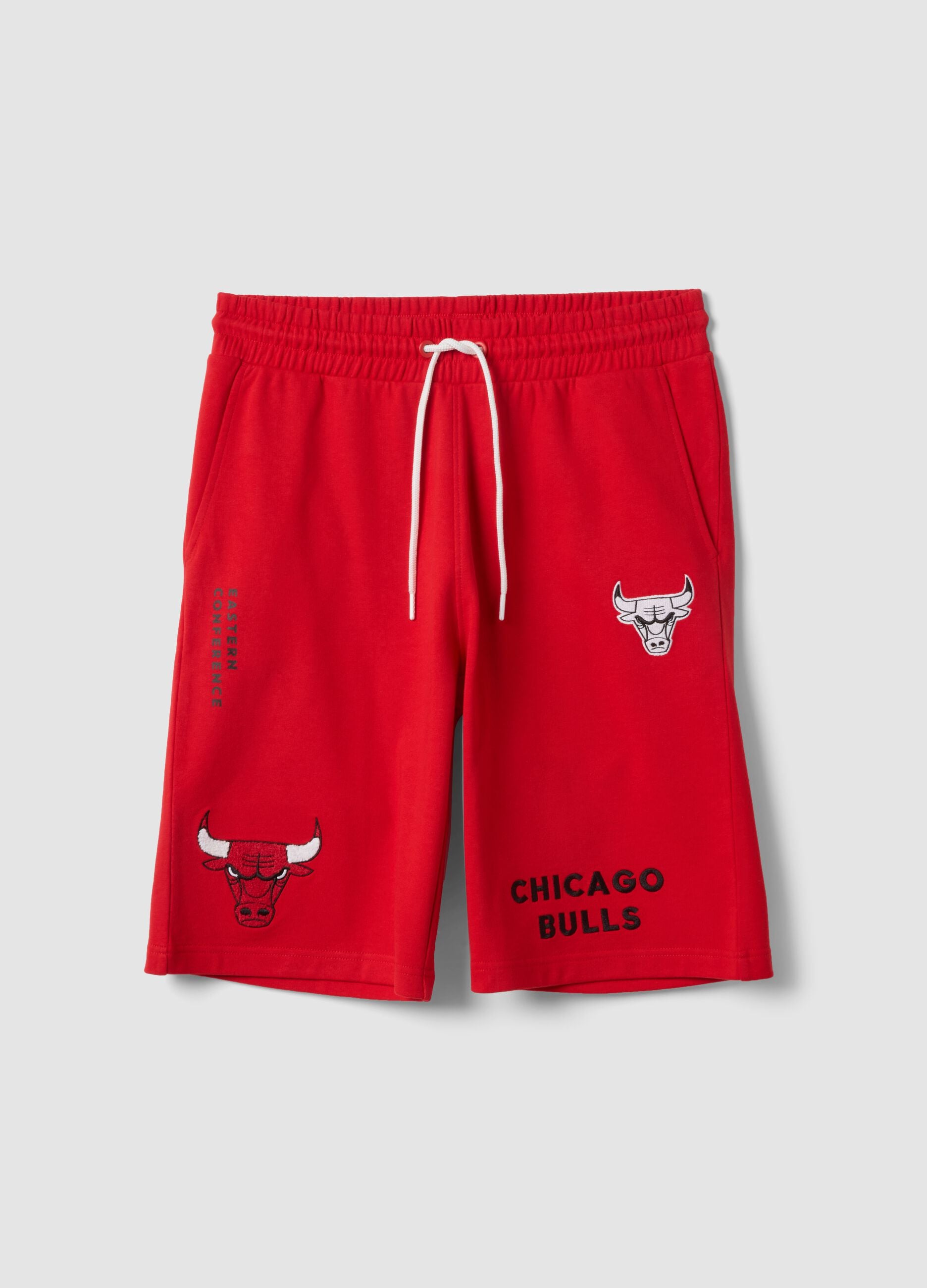 Red cotton-blend sports shorts with Chicago Bulls logo