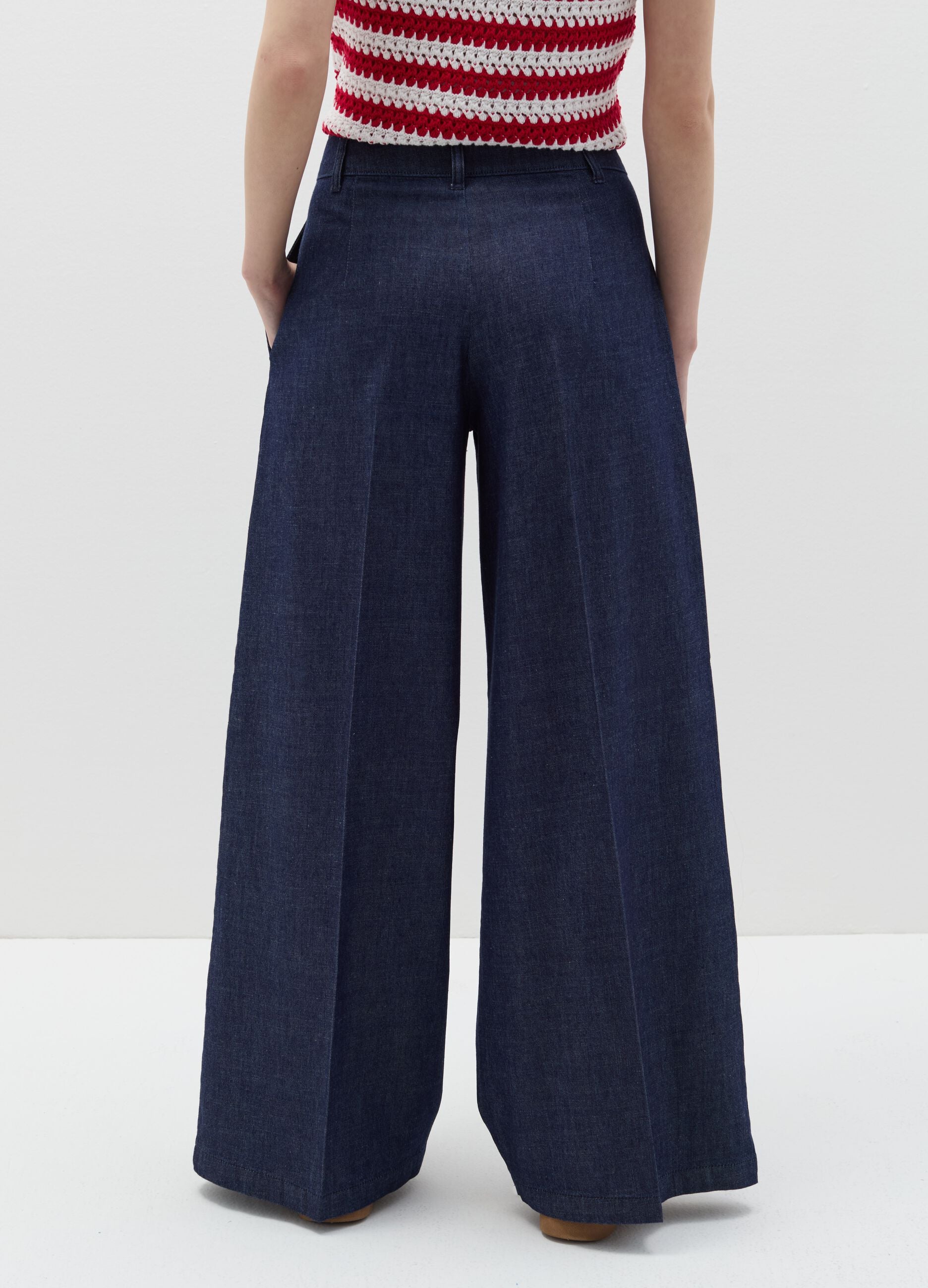 Wide-leg fluid trousers with darts