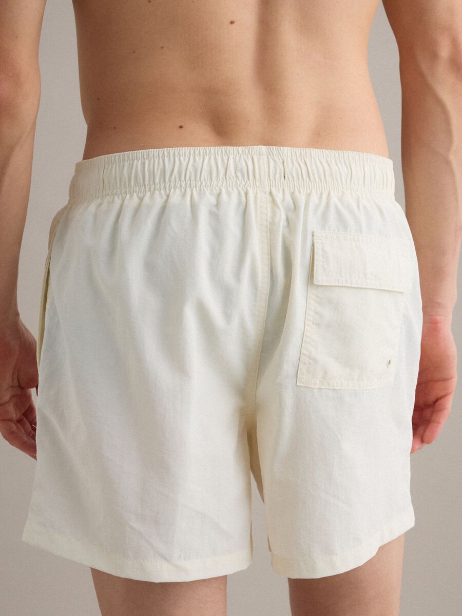 Boxer da mare bianco con vita elasticizzata e coulisse_2