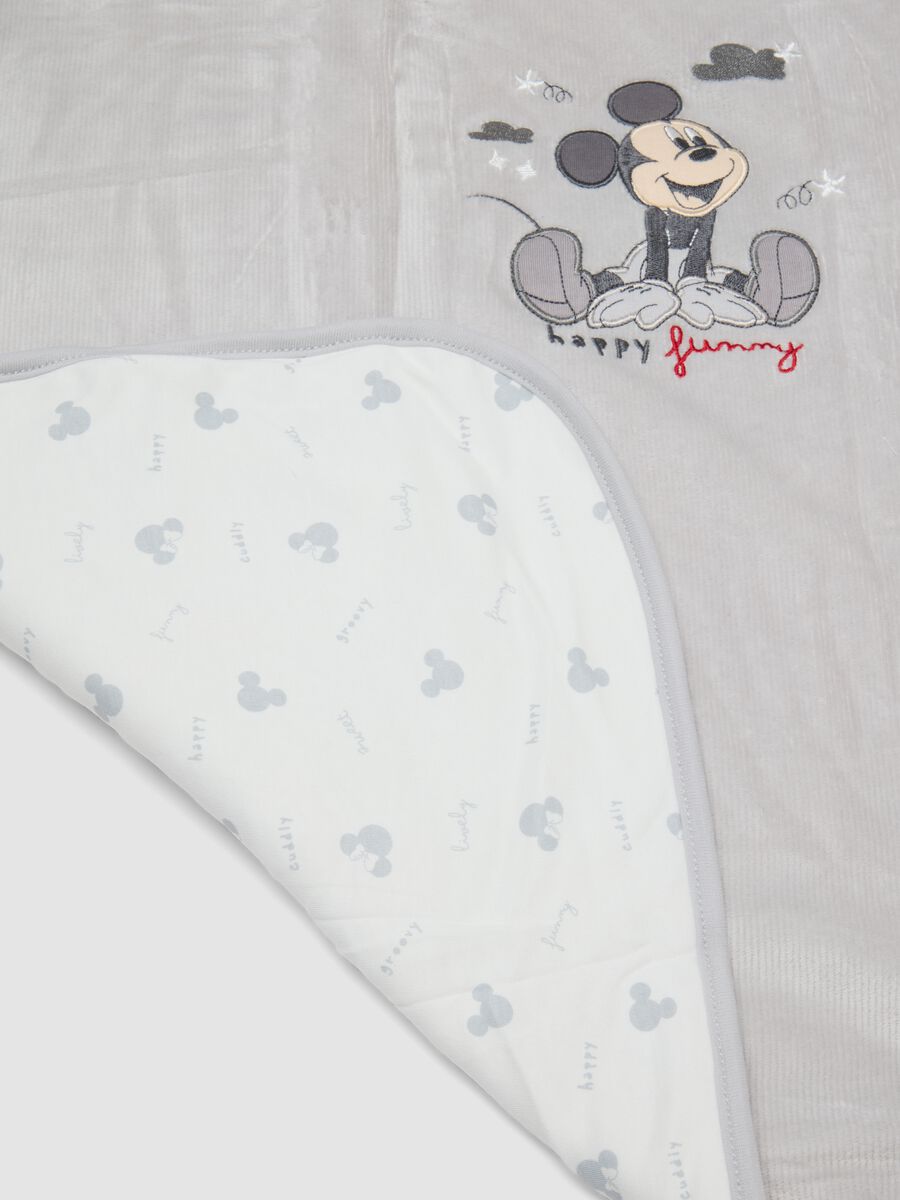 Copertina grigia in cotone organico elasticizzato con ricamo Mickey_2