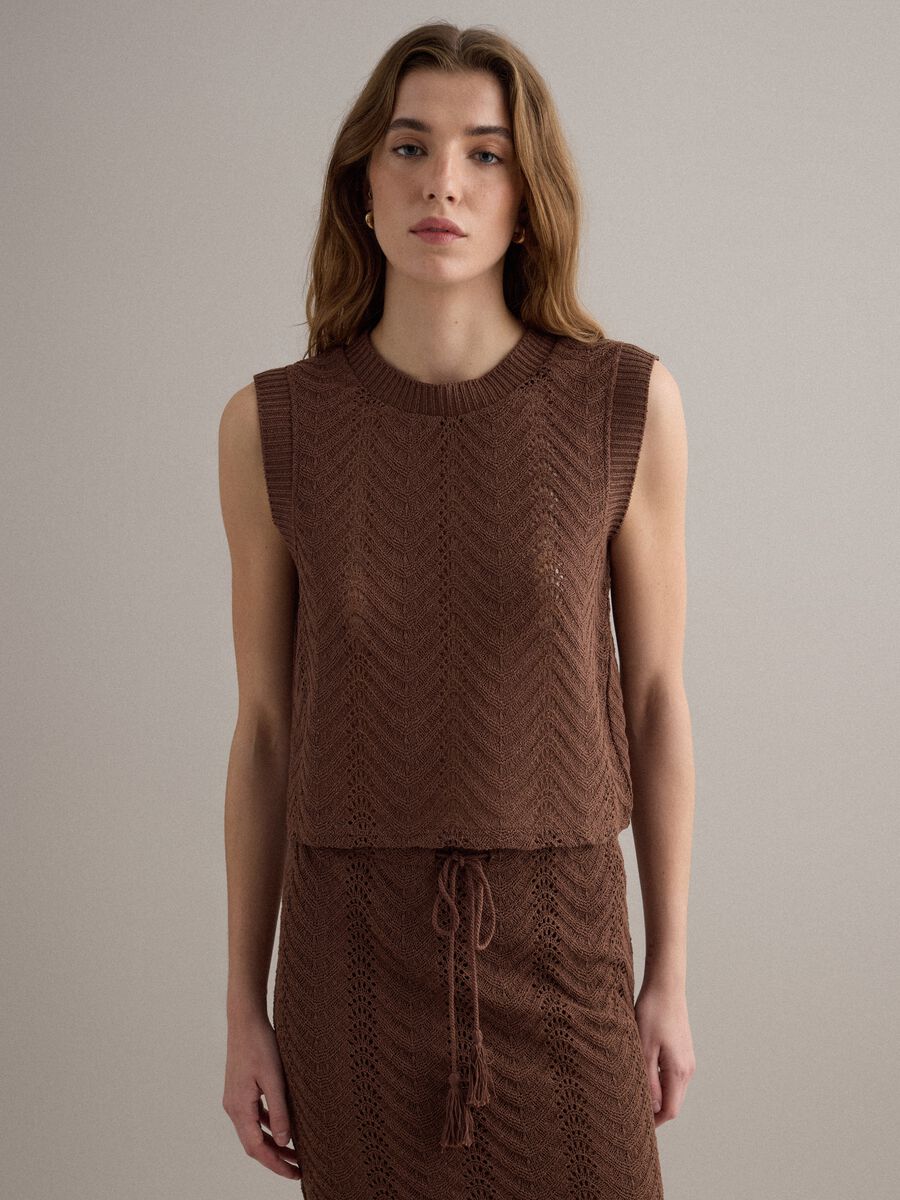 Gilet marrone regular fit con design traforato_1