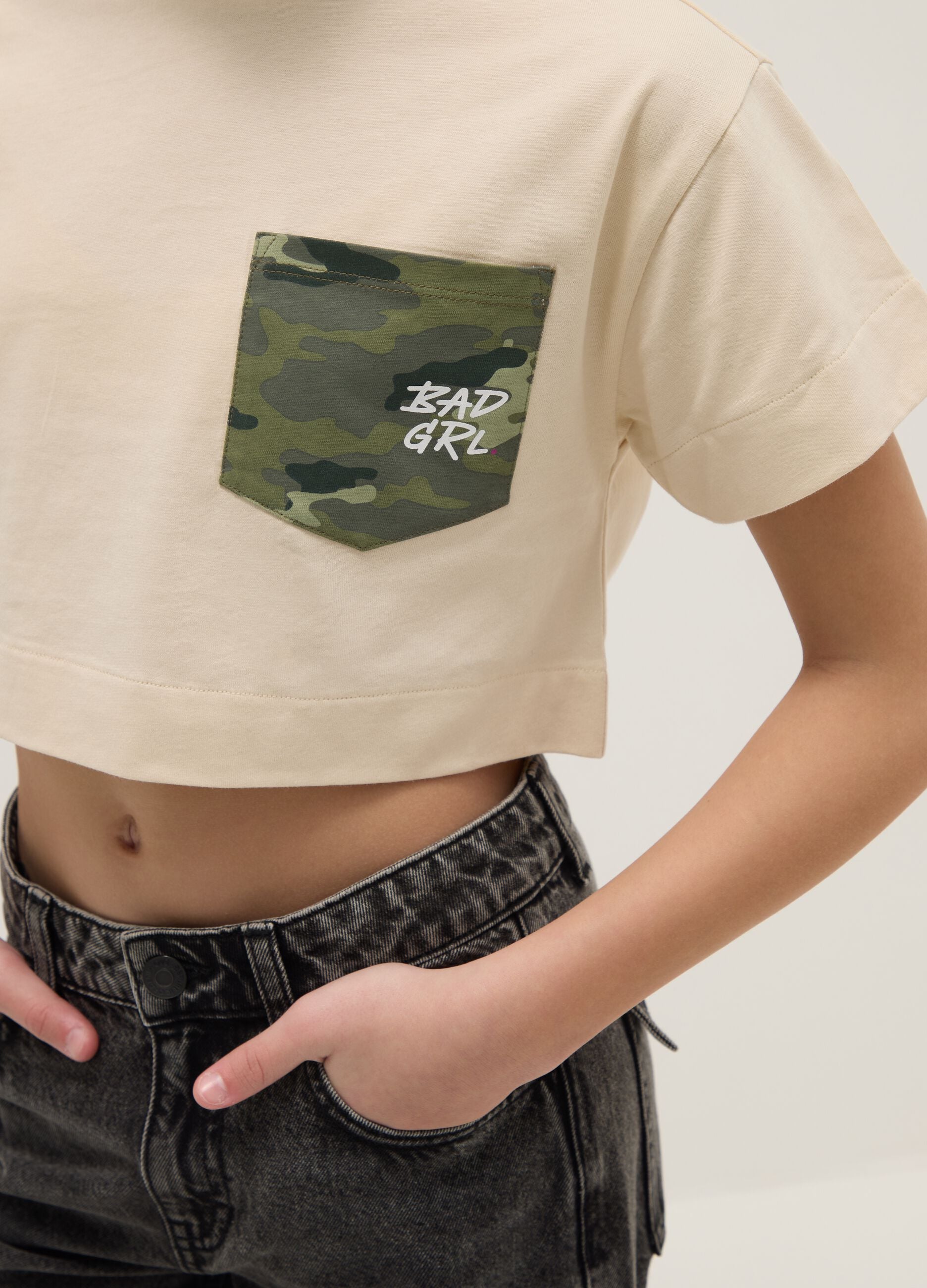 Pure cotton beige boxy fit girl's t-shirt with camouflage pocket