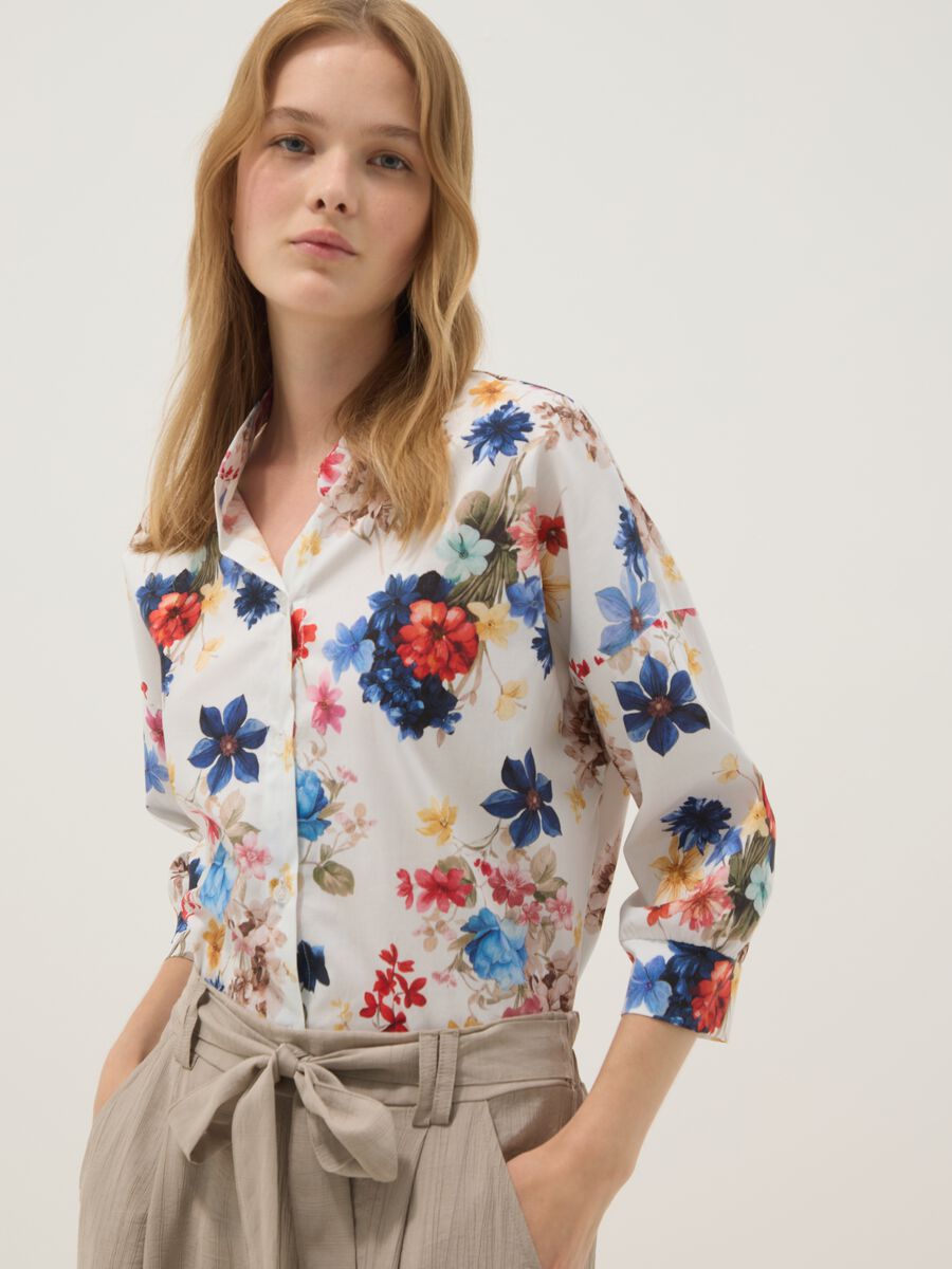 Camicia bianca in cotone elasticizzato a fiori_0