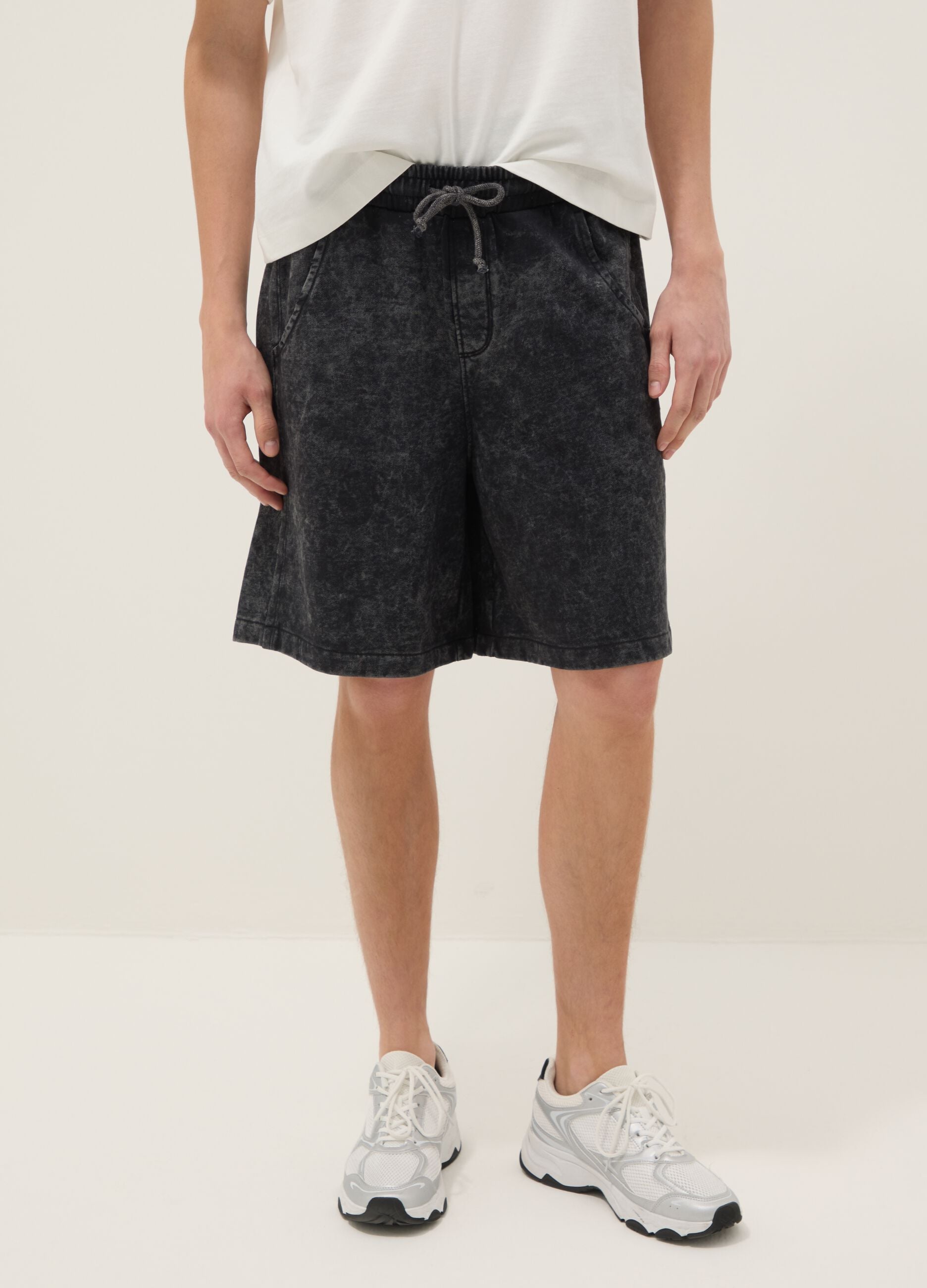 Black cotton-blend Bermuda shorts with elasticated waist