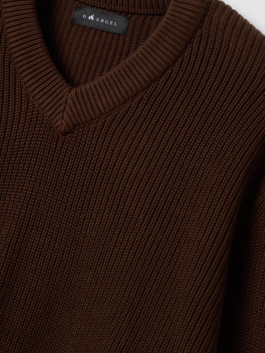 Maglia marrone in puro cotone con scollo profondo a V regular fit_1