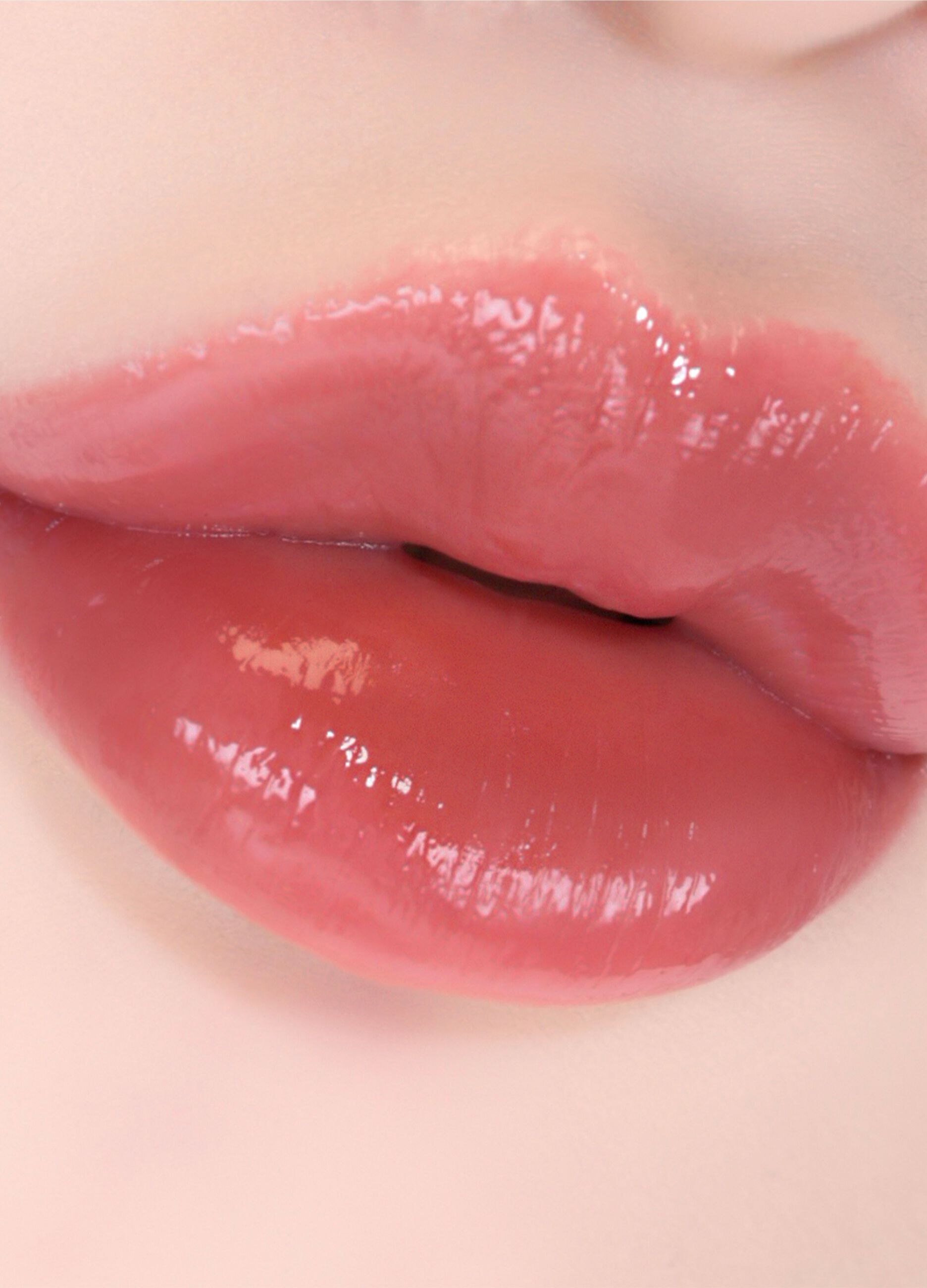 Water-based lip tint that provides great brightness with a light, long-lasting finish