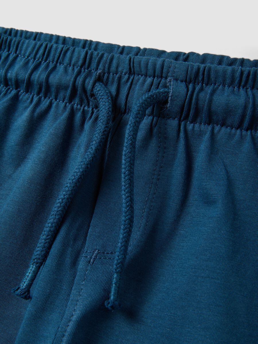 Completo azzurro in puro cotone con top e shorts_3