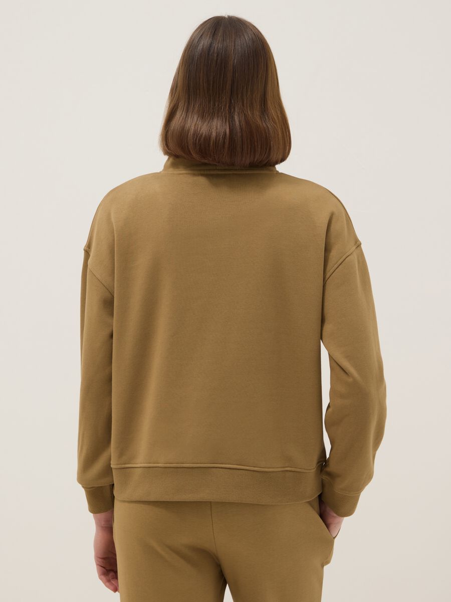 Felpa marrone in misto cotone con mezza zip_2