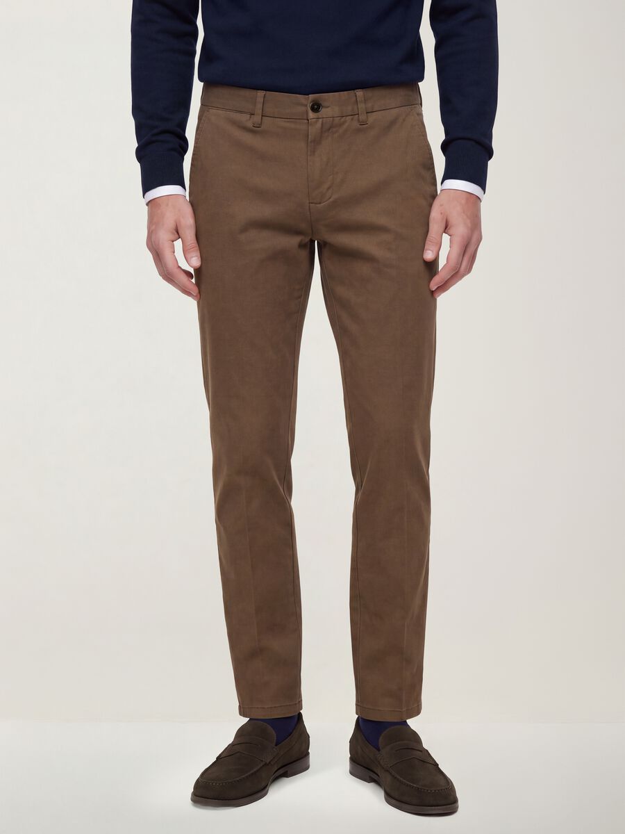 Men's brown slim-fit stretch cotton twill chino trousers_1